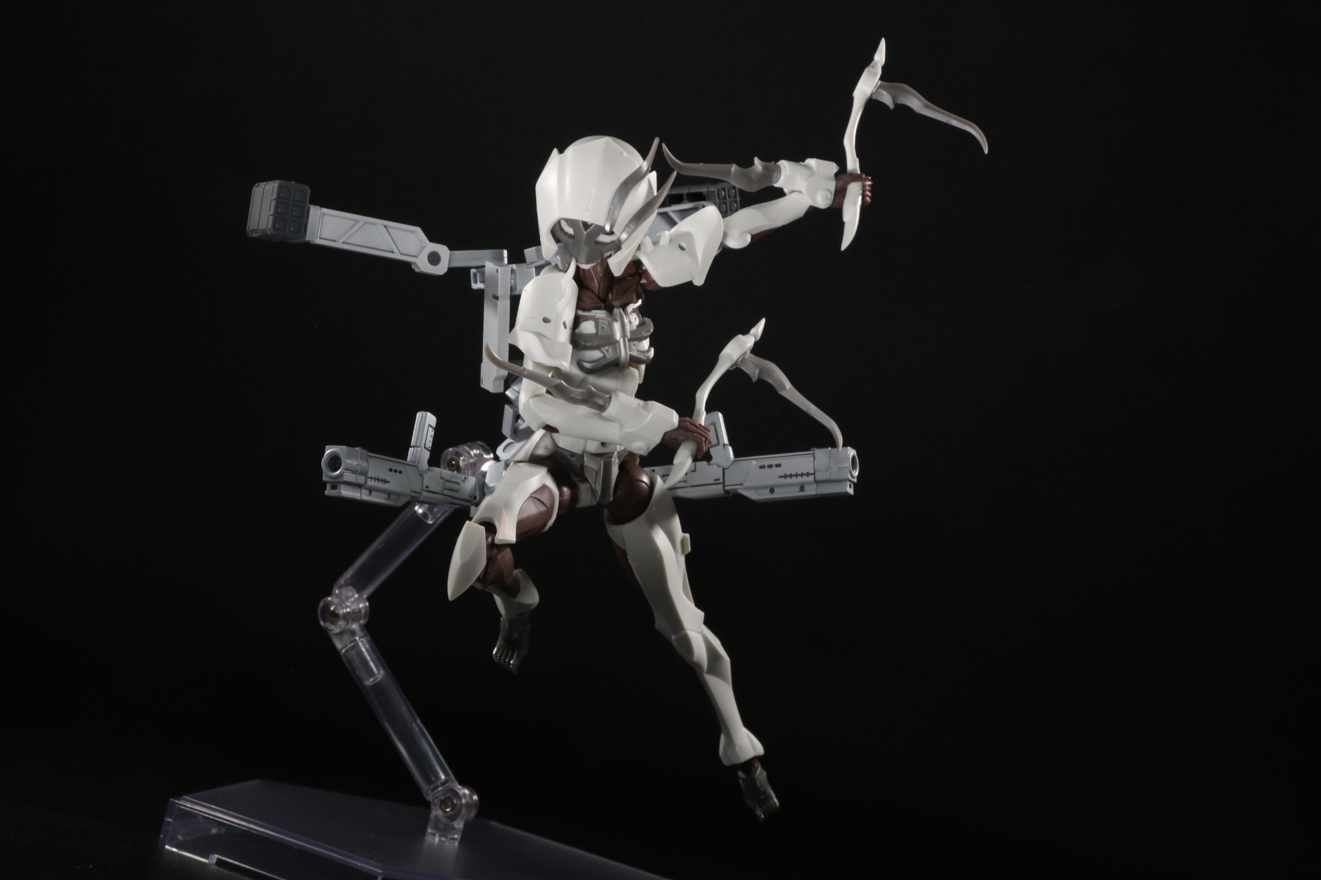 距離があけば下部アームの折り畳み式ライフルで応戦