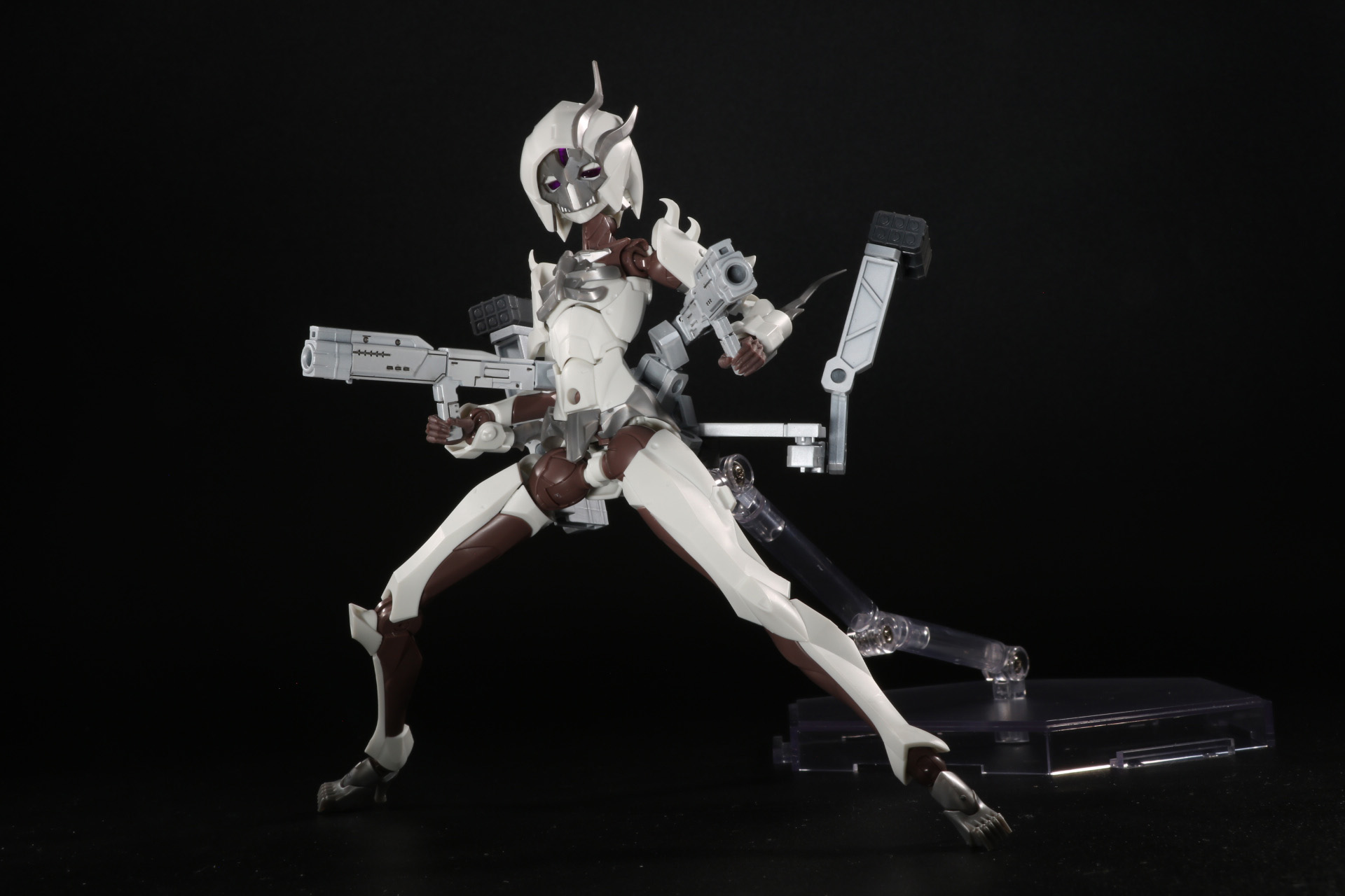 距離があけば下部アームの折り畳み式ライフルで応戦