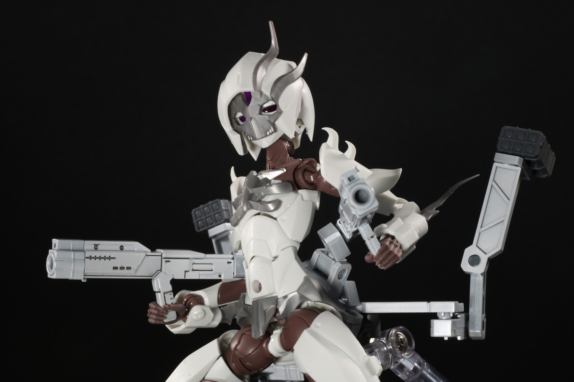 上部アームに装備された小型ミサイルポッドで破壊対象を指示