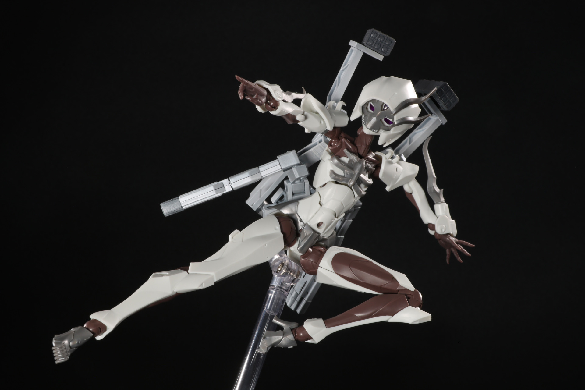 上部アームに装備された小型ミサイルポッドで破壊対象を指示