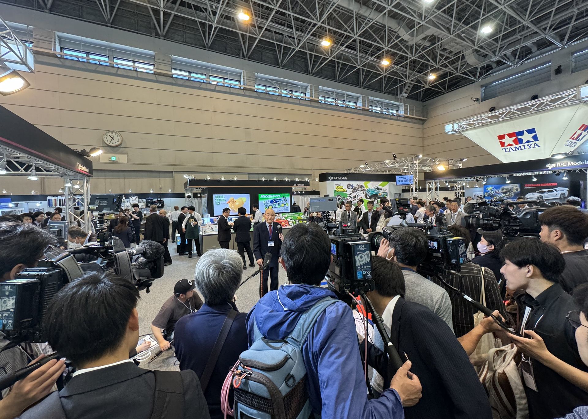 TVカメラ向け会見の様子