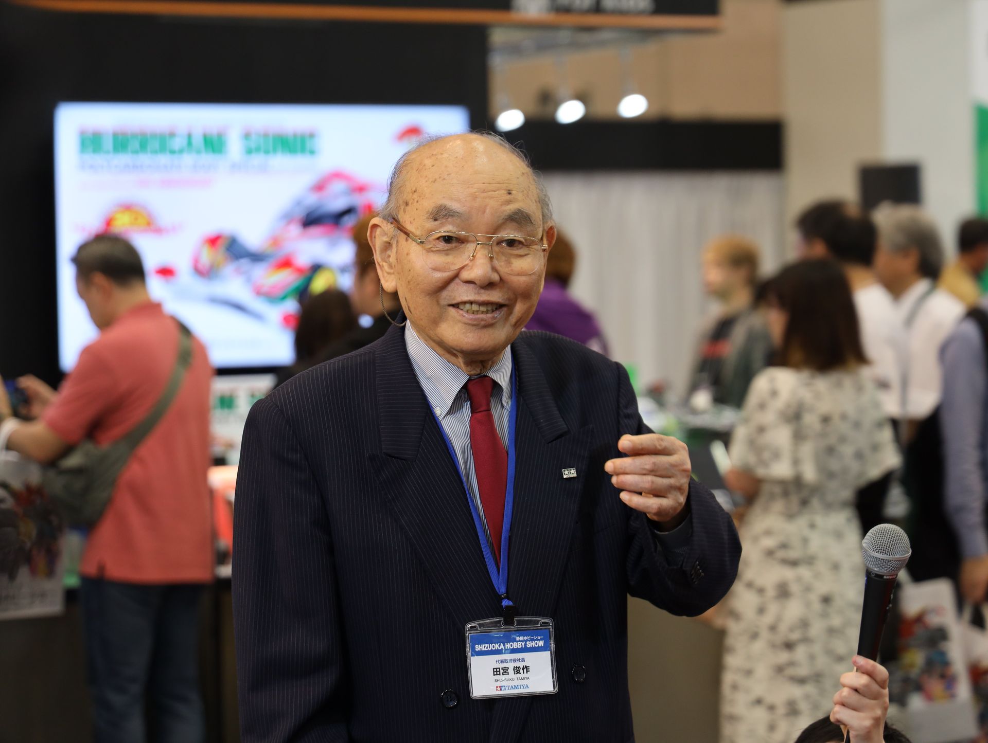 少し離れた距離からの質疑応答だが、しっかりと応答する田宮理事長