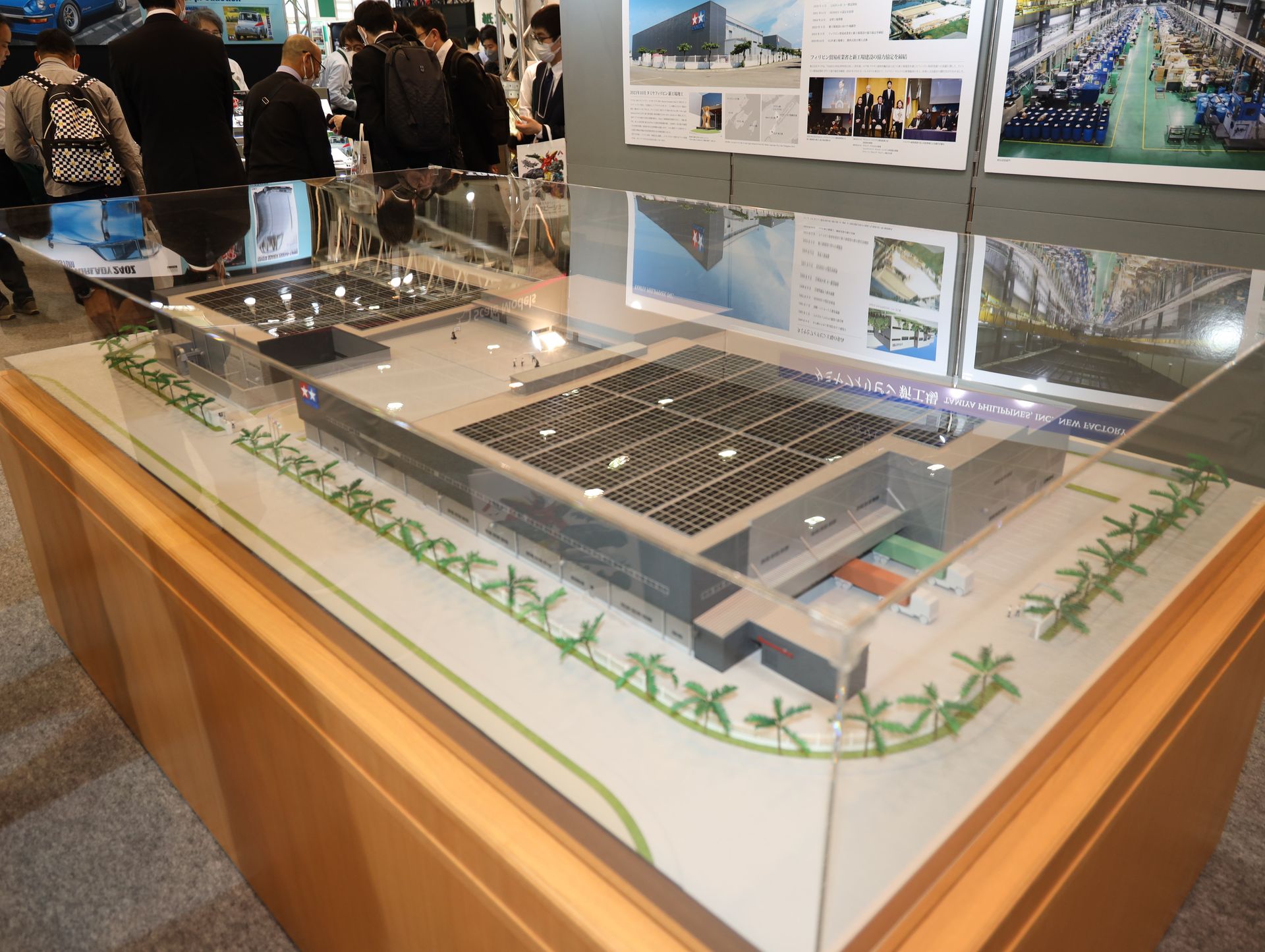 タミヤブースでは、新工場の模型が展示されている