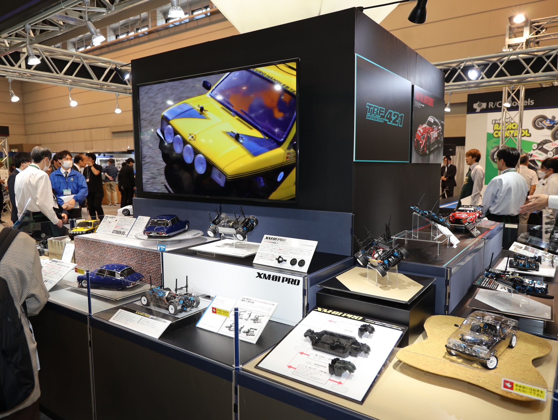 RCモデルコーナーでは「1/10RC XM-01 PRO シャーシキット」をはじめ多くの新製品が展示されている