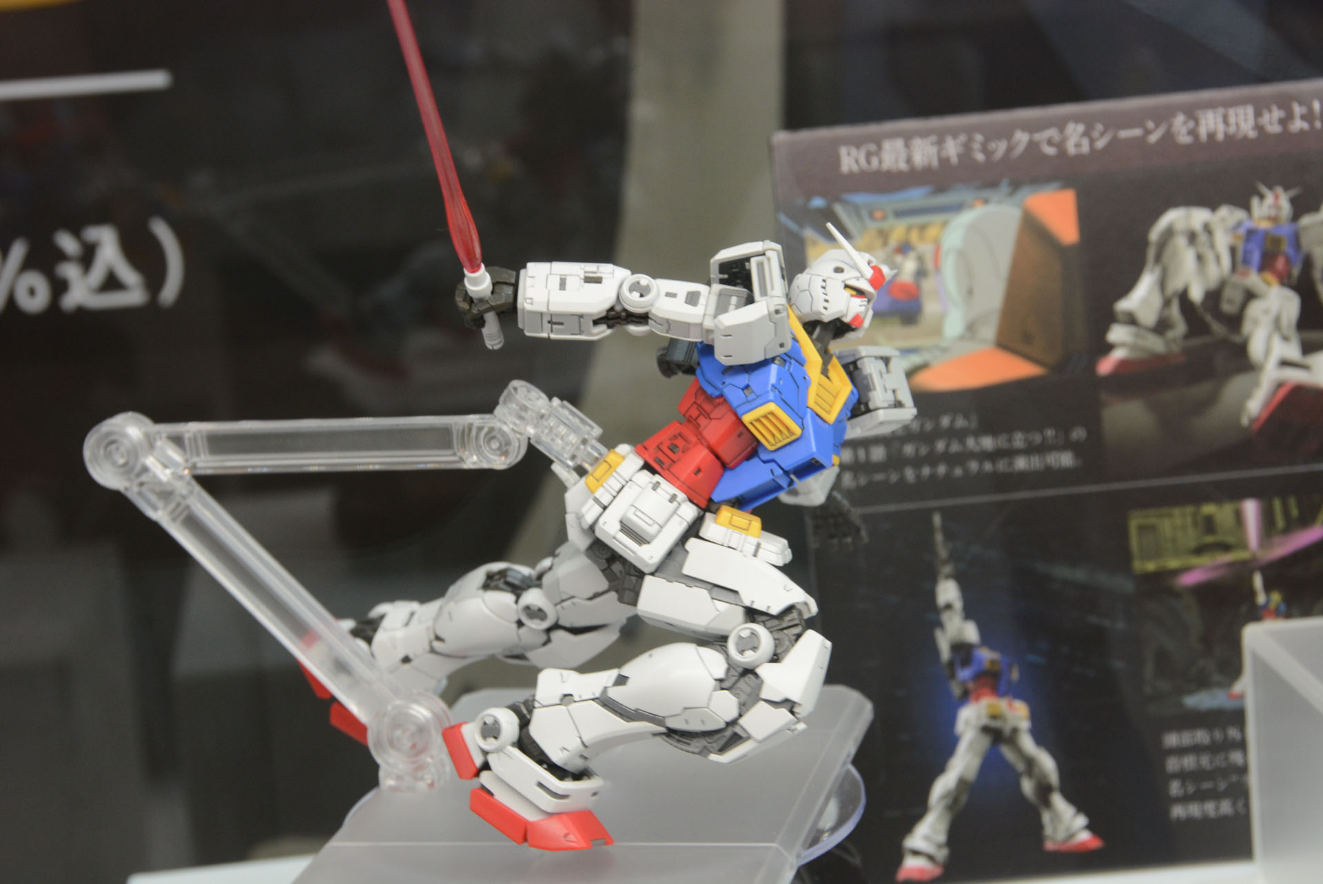 首、腹の動き、足の装甲分割から見えるフレームなど、すさまじい情報量だ。