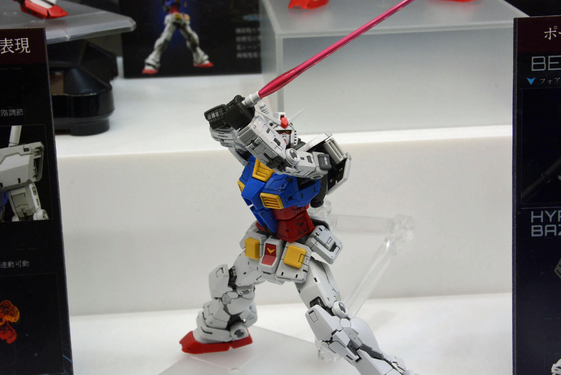 ビームサーベルを両手で掲げる