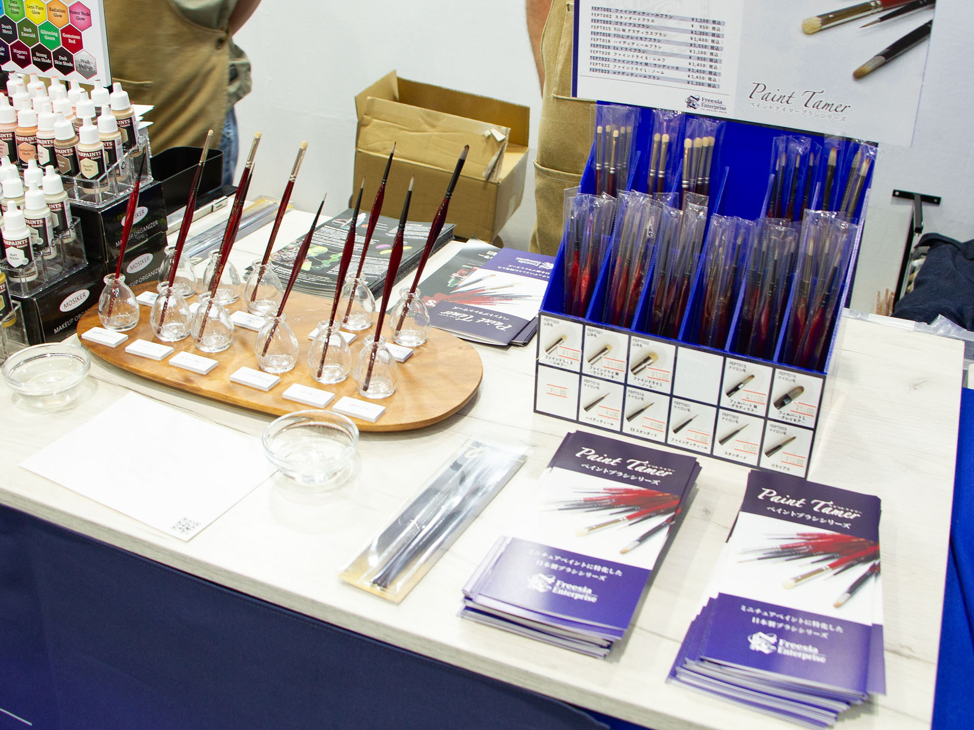 筆者が訪れる前は、手元カメラを使用して塗装の実演を行なっていた