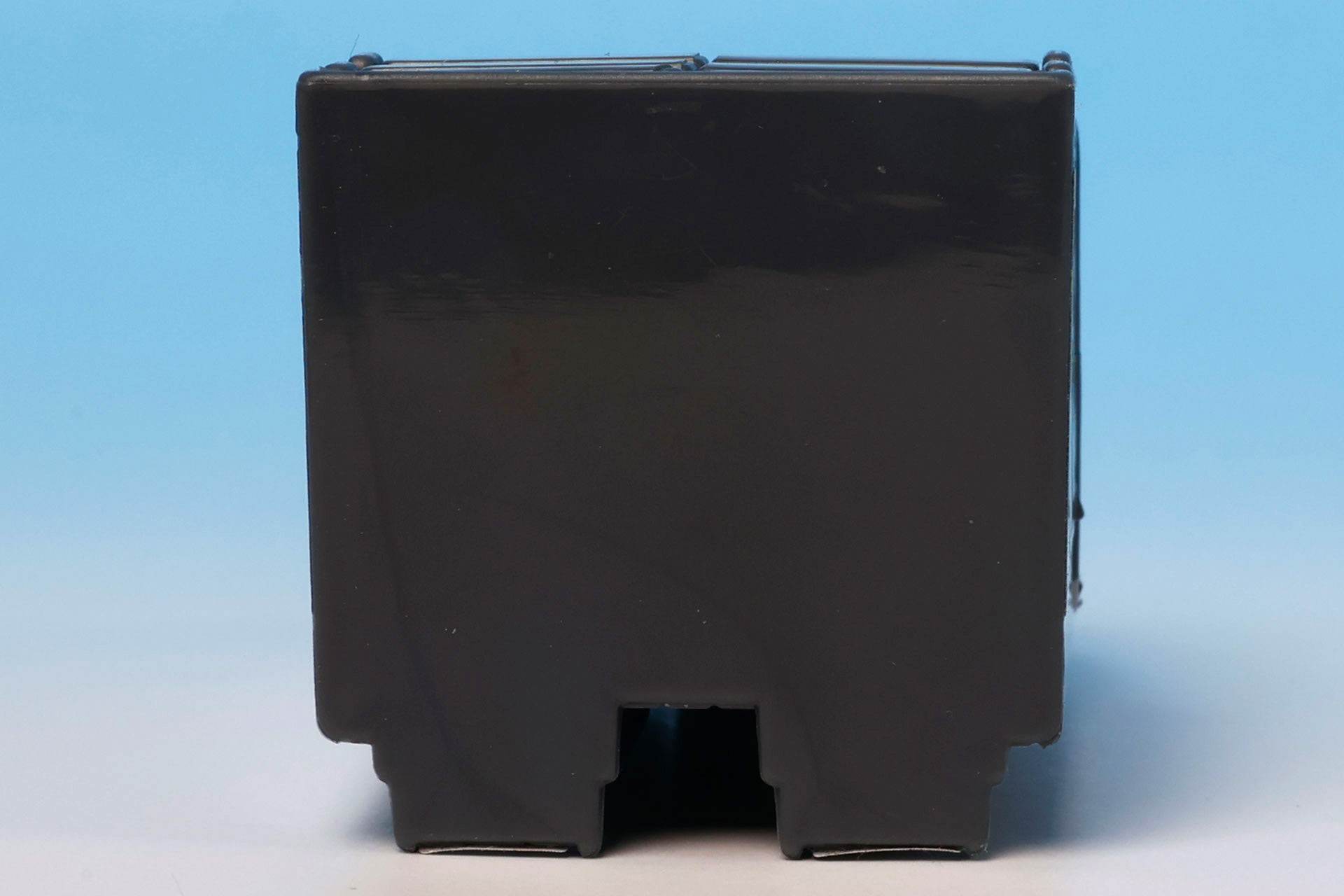 背面側は、他のおもちゃ同様にスッキリとしている