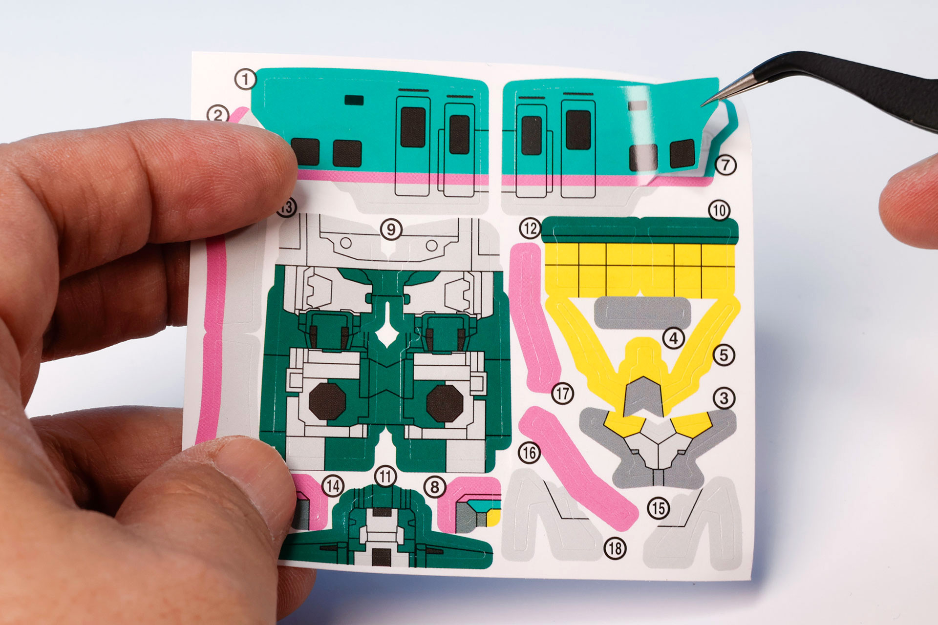 ピンセットなどを使うとシールが貼りやすい