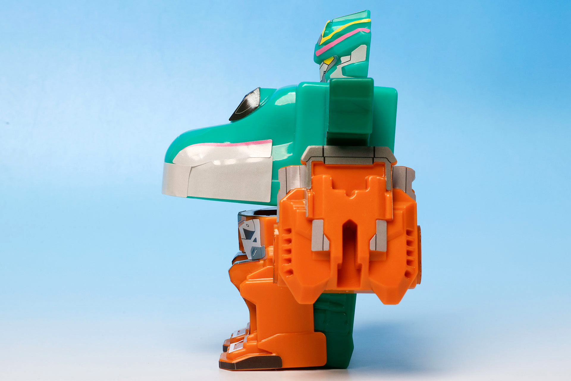 横から見ると、少しずんぐりとしたスタイルだ