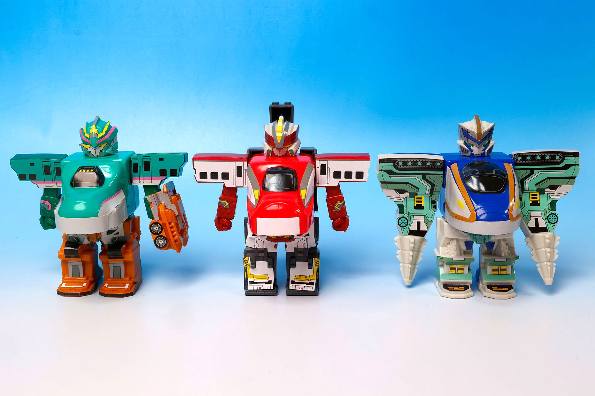こちらが第1弾（5月17日～5月23日）のハッピーセット「シンカリオン チェンジ ザ ワールド」に登場するおもちゃ。写真左から「シンカリオン Ｅ5はやぶさトレーラーフォーム」、「シンカリオン Ｅ6こまちトップリフターフォーム」、「シンカリオン Ｅ7かがやきドリルフォー」