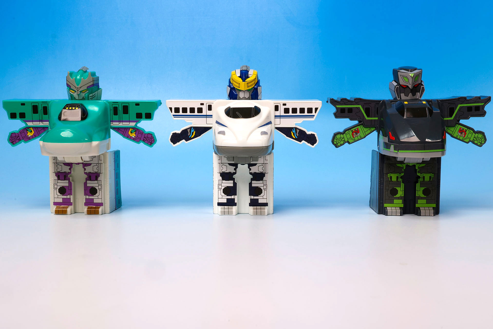 こちらが第2弾（5月24日～5月30日）のハッピーセット「シンカリオン チェンジ ザ ワールド」に登場するおもちゃ。写真左から「シンカリオン Ｈ5はやぶさ」、「シンカリオン Ｎ700Ｓのぞみ」、「ファントムシンカリオン」