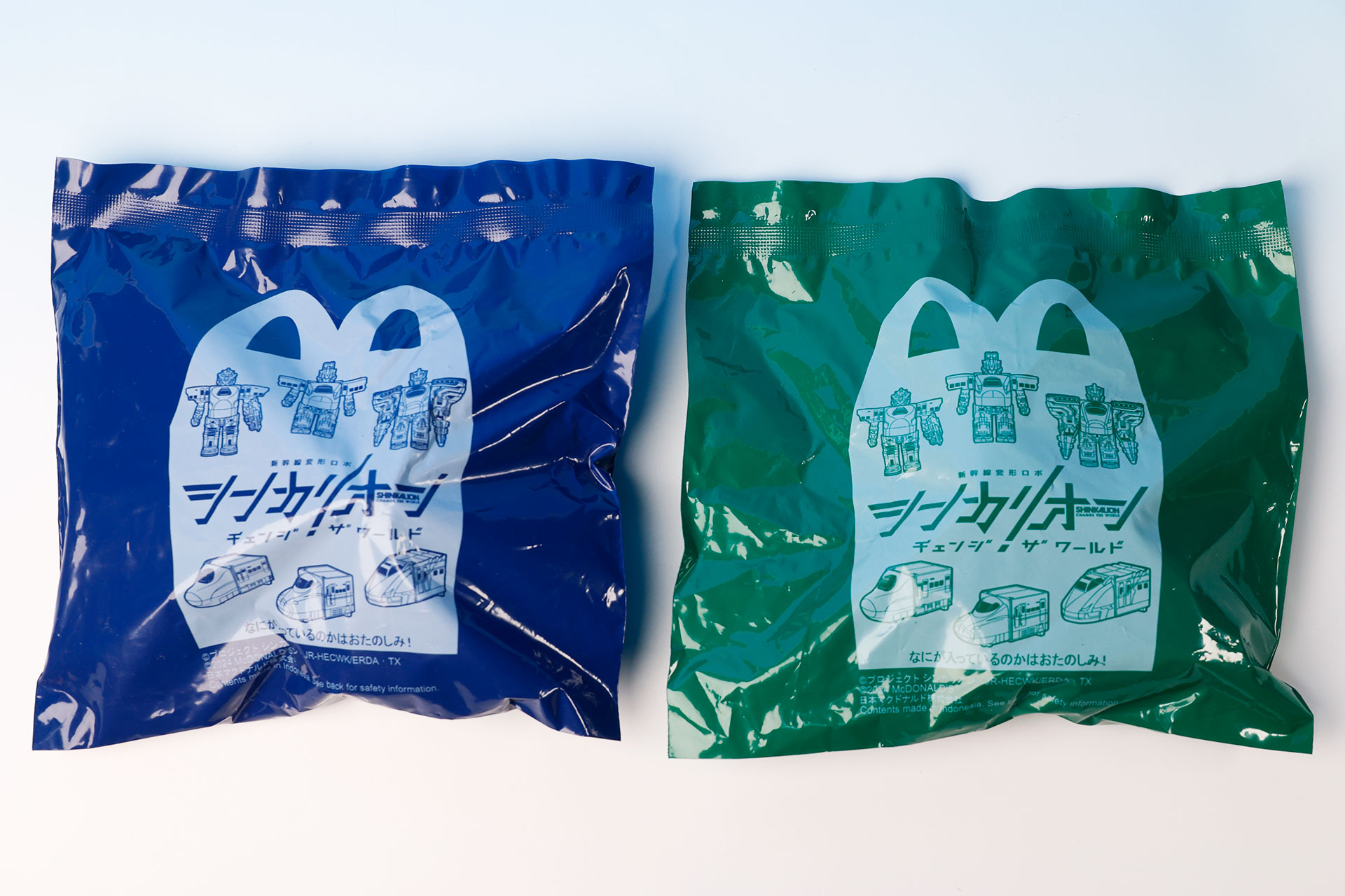 こちらが今回のおもちゃ袋。紺色の袋が第1弾、緑色の袋が第2弾だ