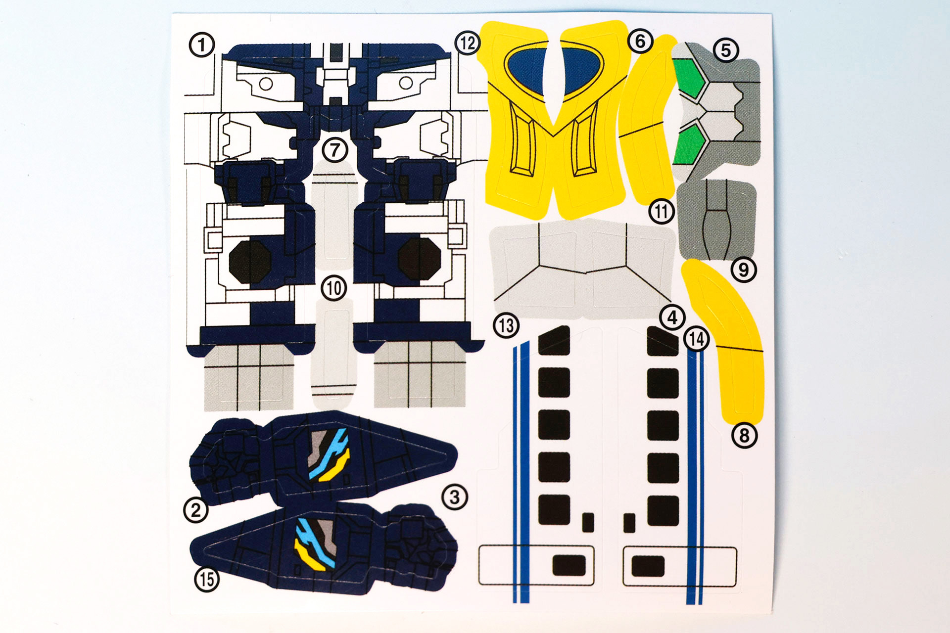 こちらはシンカリオンモードの形状のときに貼るシールだ