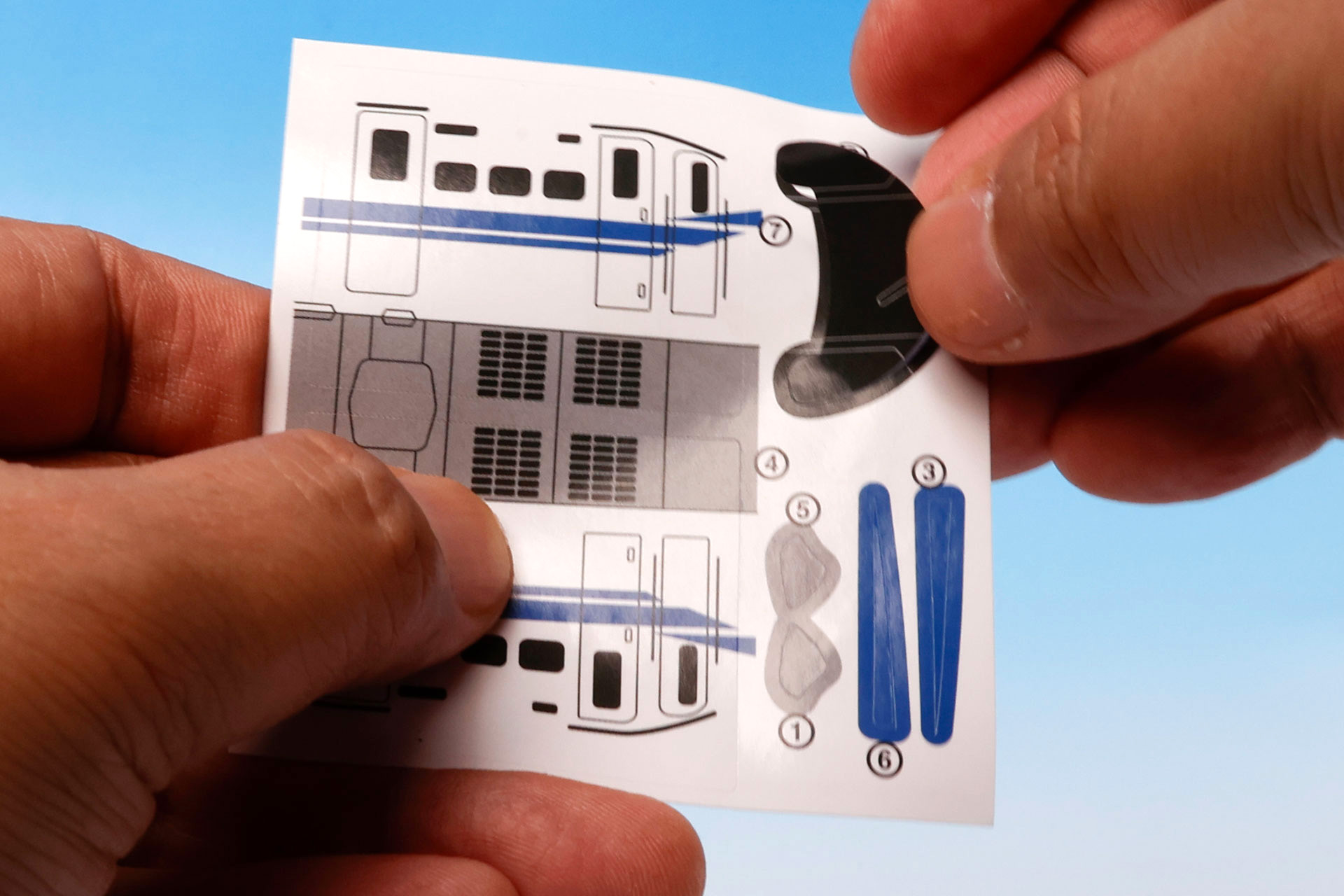 大きなサイズのシールは比較的貼りやすい