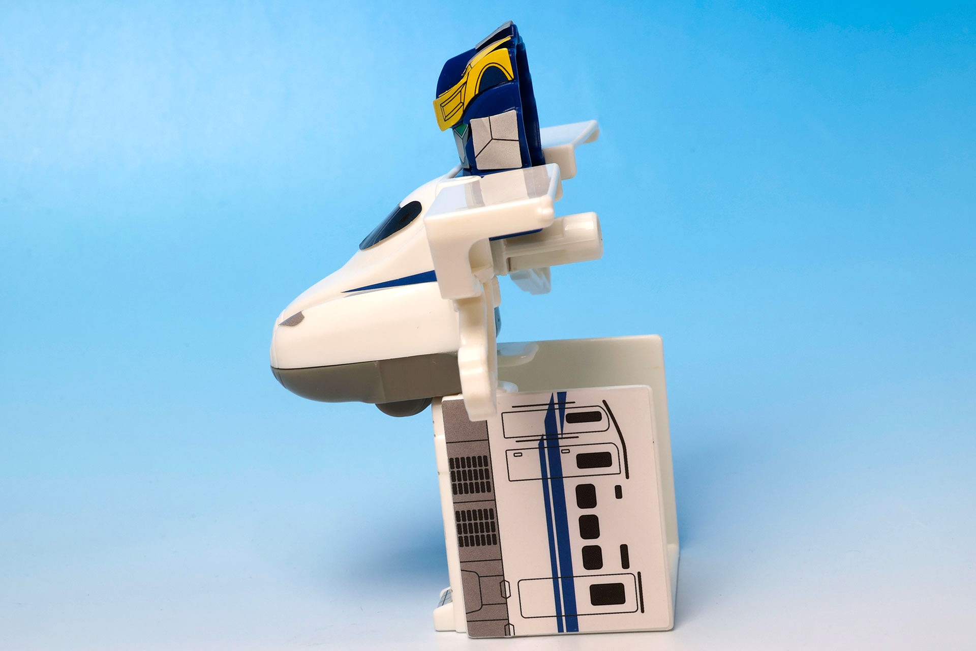 車両の全部が折り曲がっているような形だ