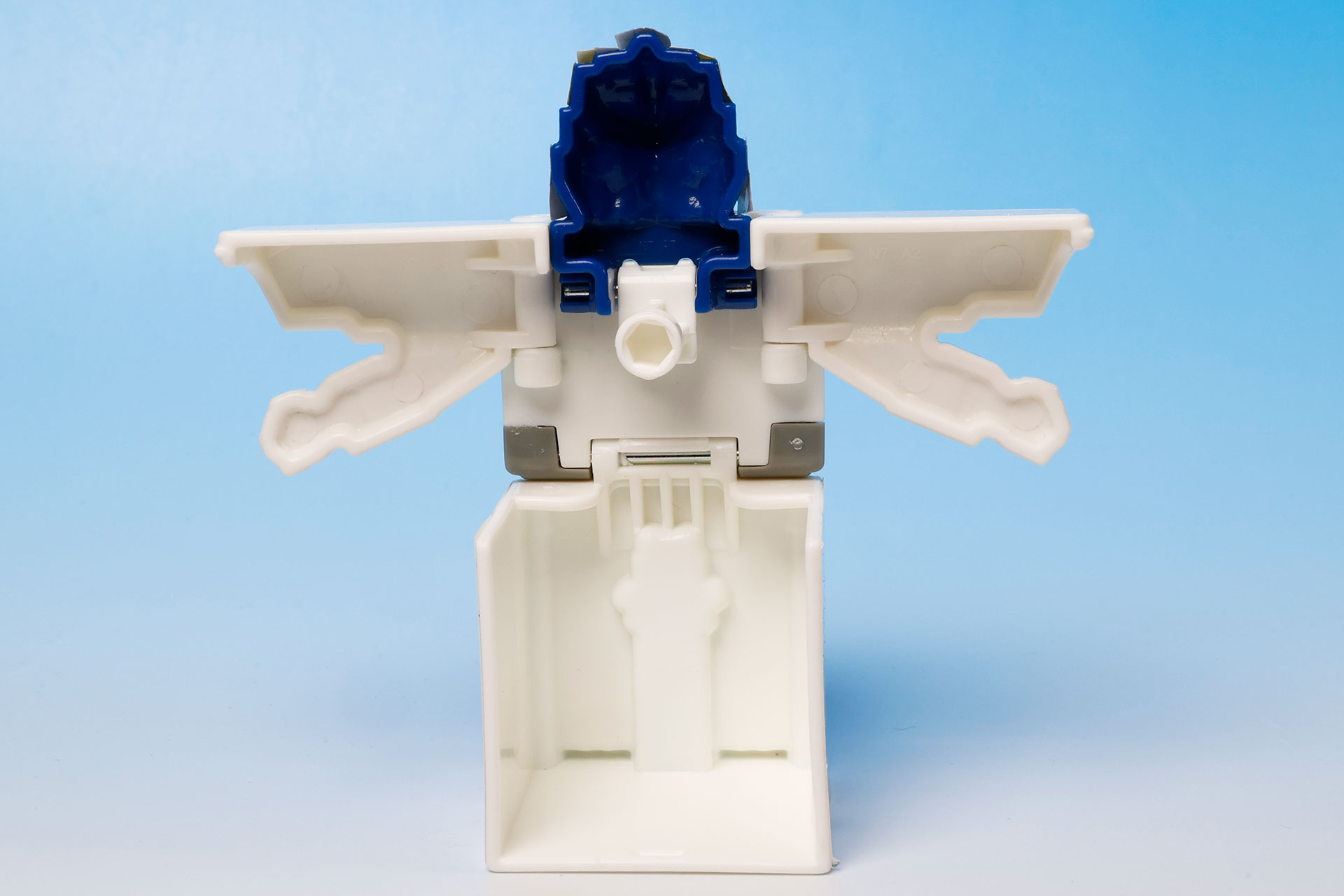 背面部分には、第1弾の合体パーツを取り付けるための穴が付けられている