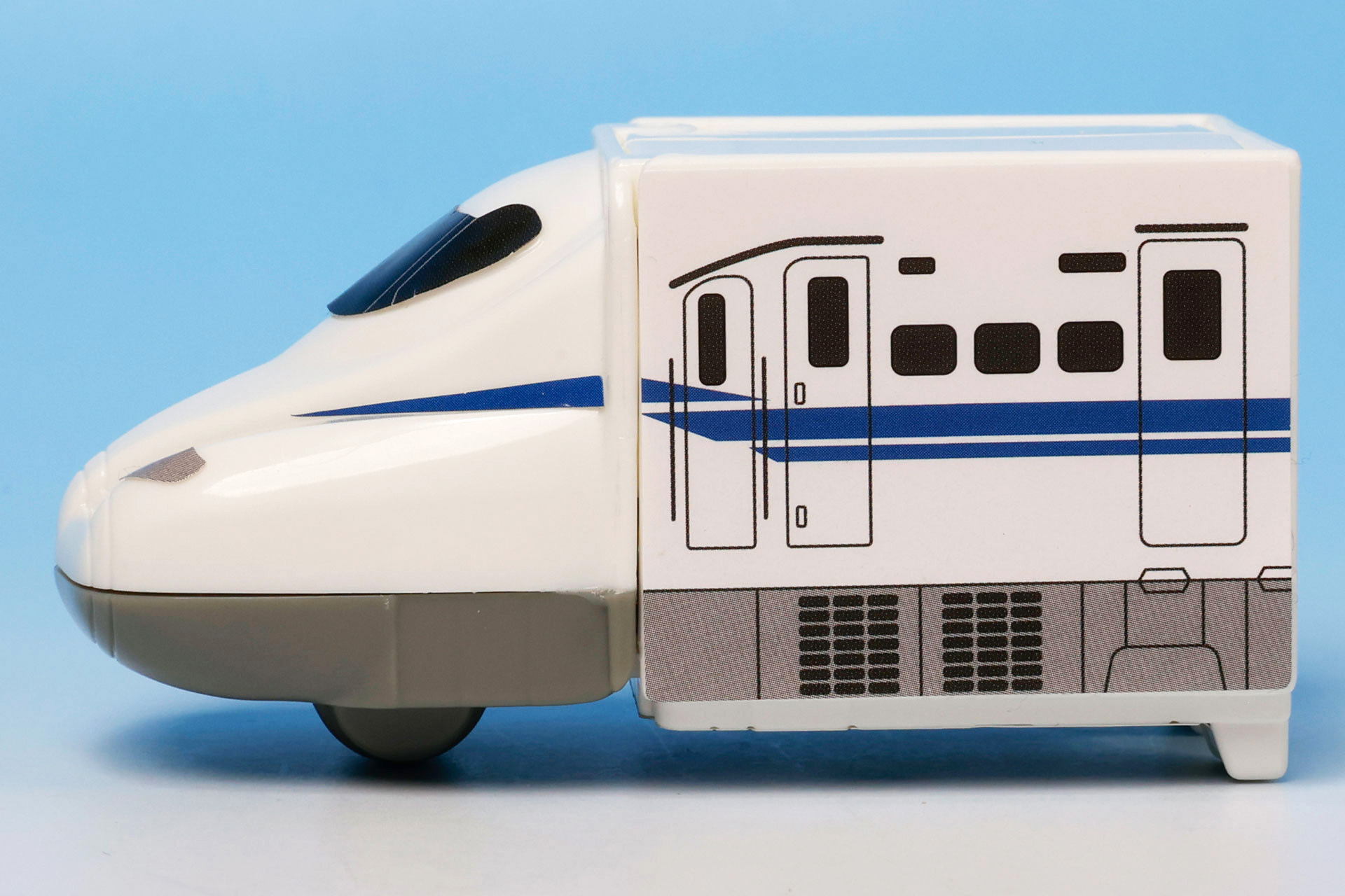 車両側面はシールで再現している