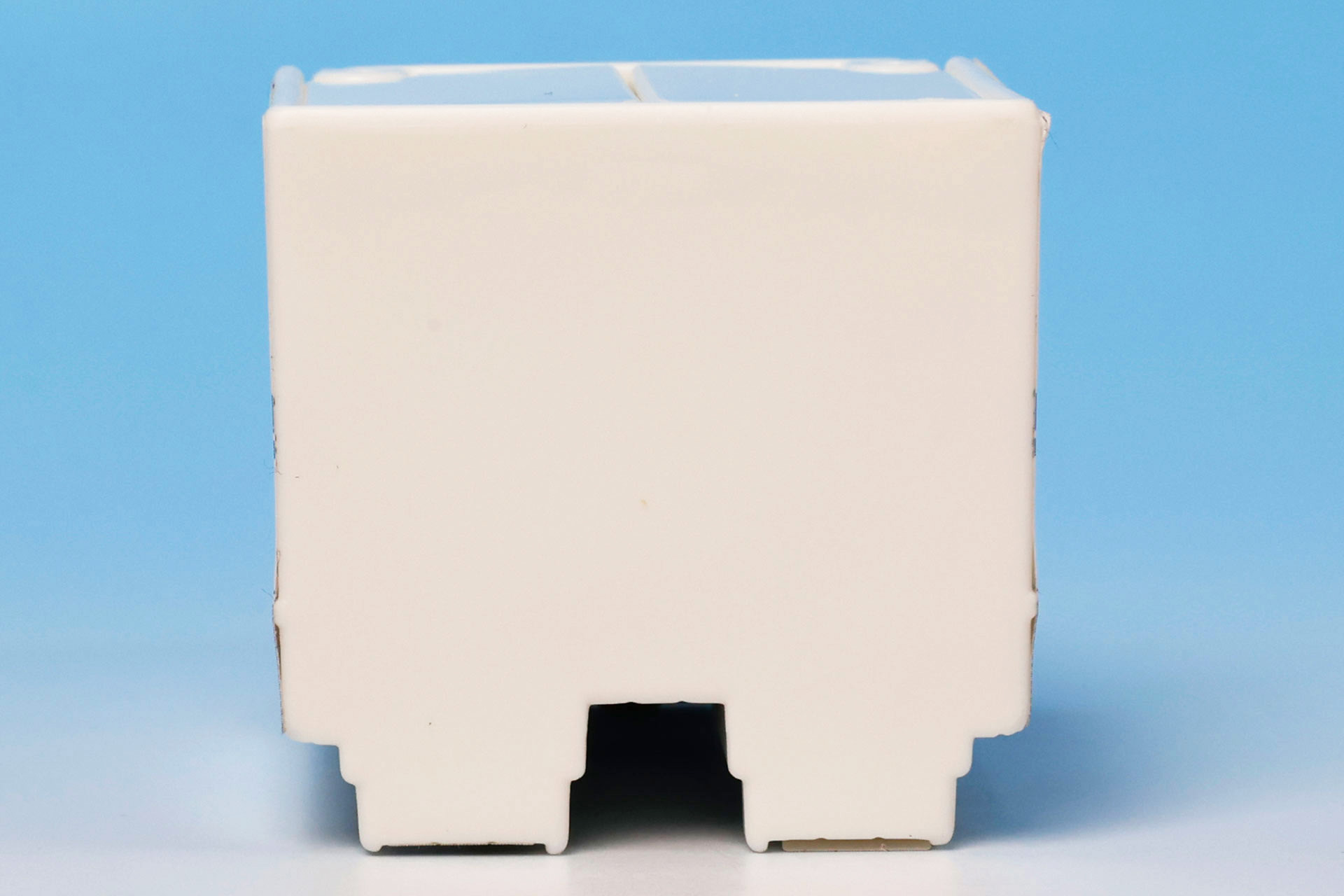 背面はなにもなくスッキリとしている