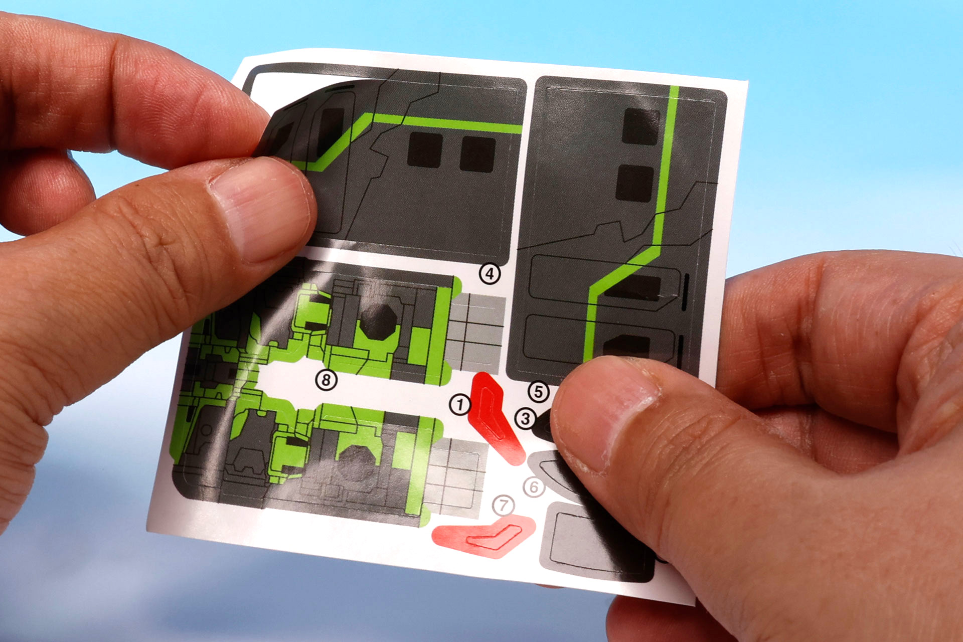 まずはシールを貼って完成させてから遊ぼう