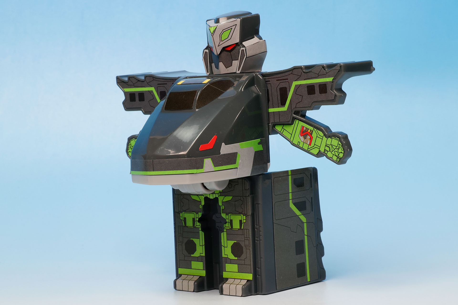 グレーのボディにグリーンのラインがアクセントとなっており、なかなかサイバーな見た目だ