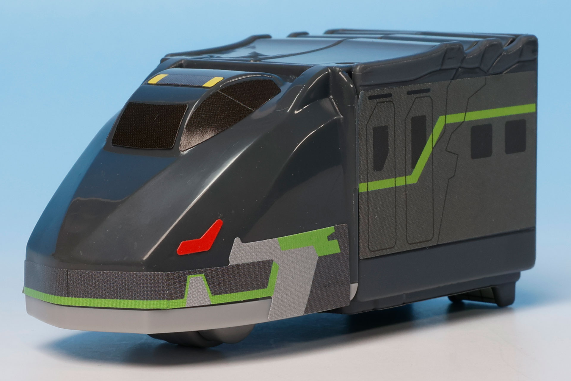 シールで再現した赤いライトも目立つ