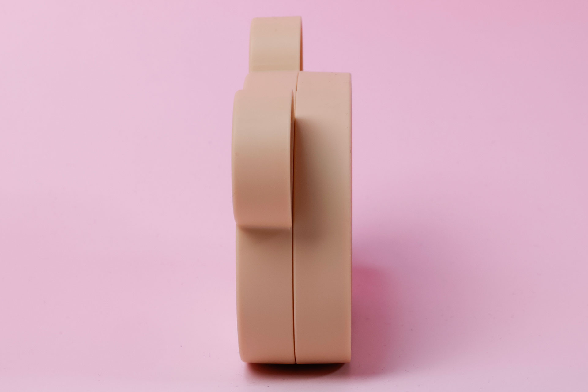 ケースは中央から開けることができる