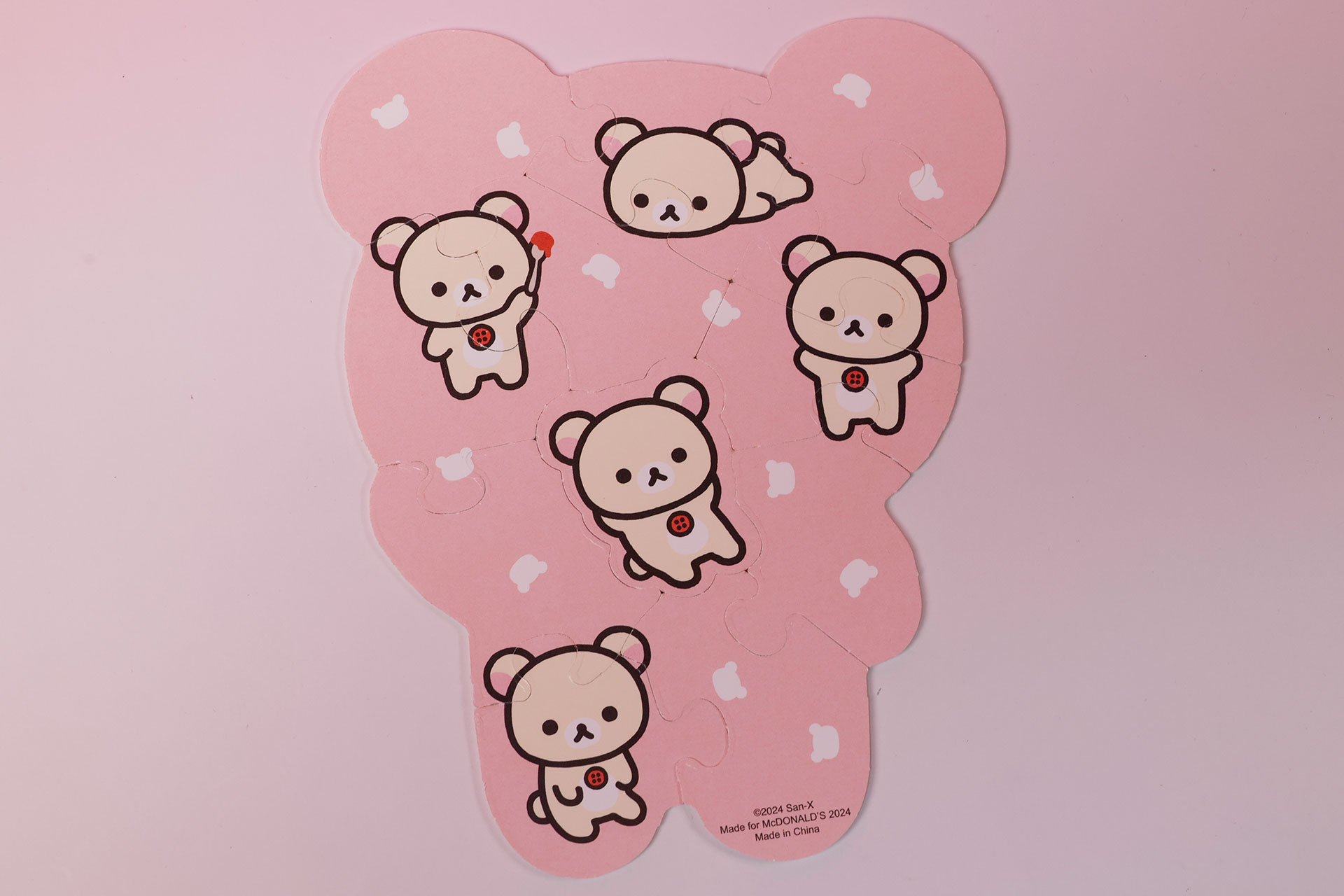 パズルの裏面には、コリラックマが複数描かれている