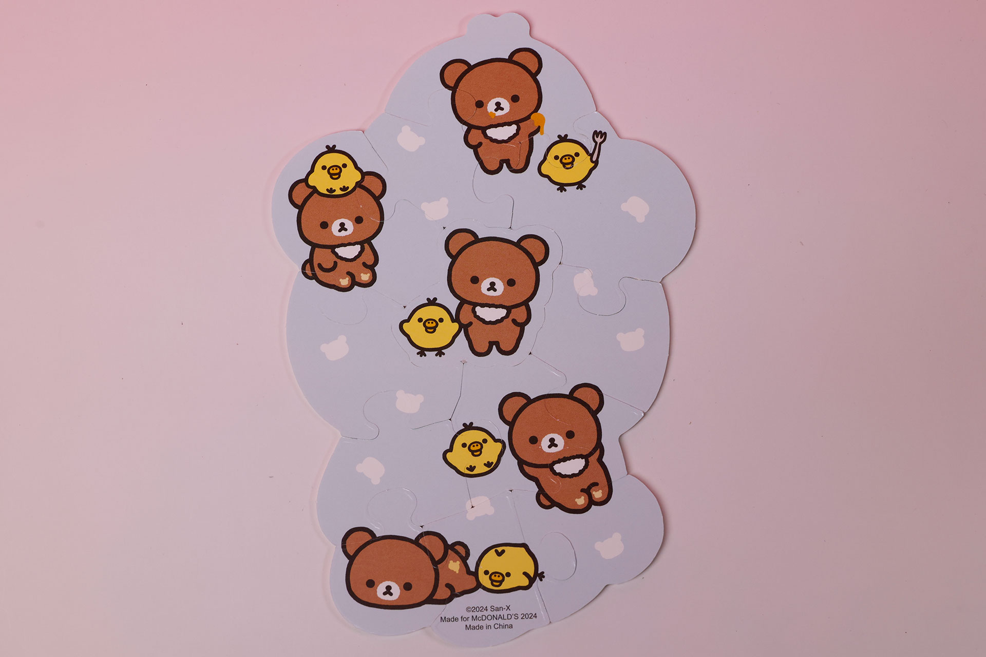 裏面のパズルでは、リラックマとキイロイトリの姿が複数描かれている