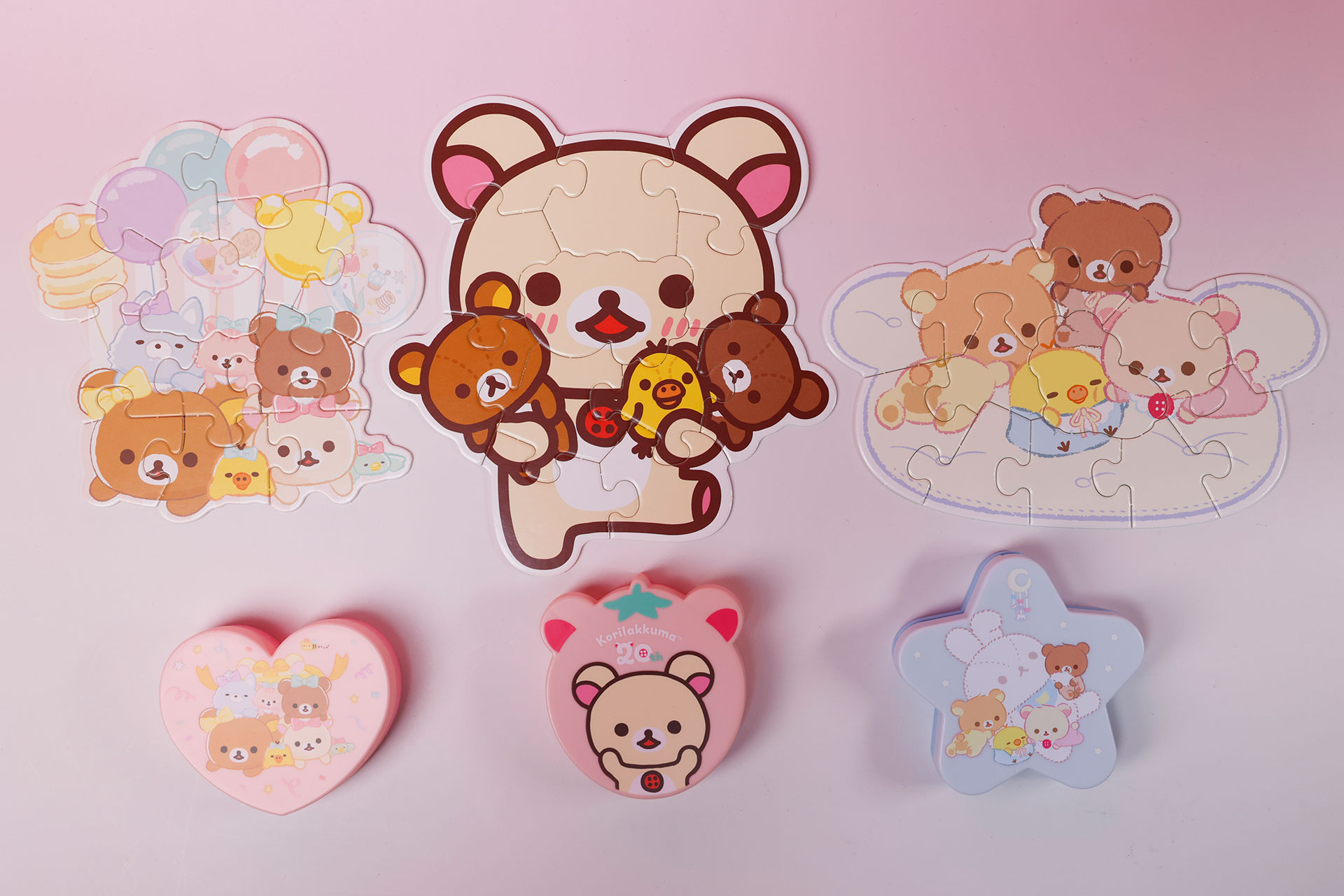 こちらが第2弾（5月24日～5月30日）のハッピーセット「リラックマ」に登場するおもちゃ。写真左から「リラックマのにこにこハート」、「いちごだいすきコリラックマ」、「リラックマベビーとおほしさま」