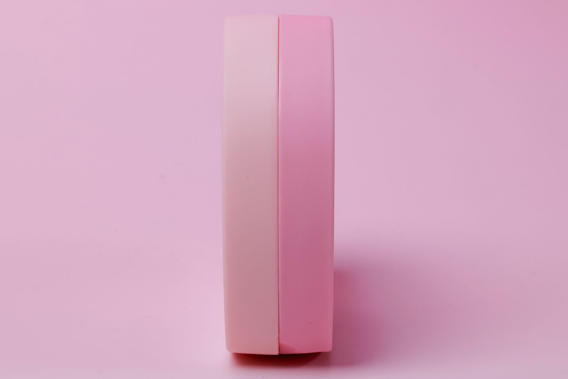 ケースはツートンカラーになっている