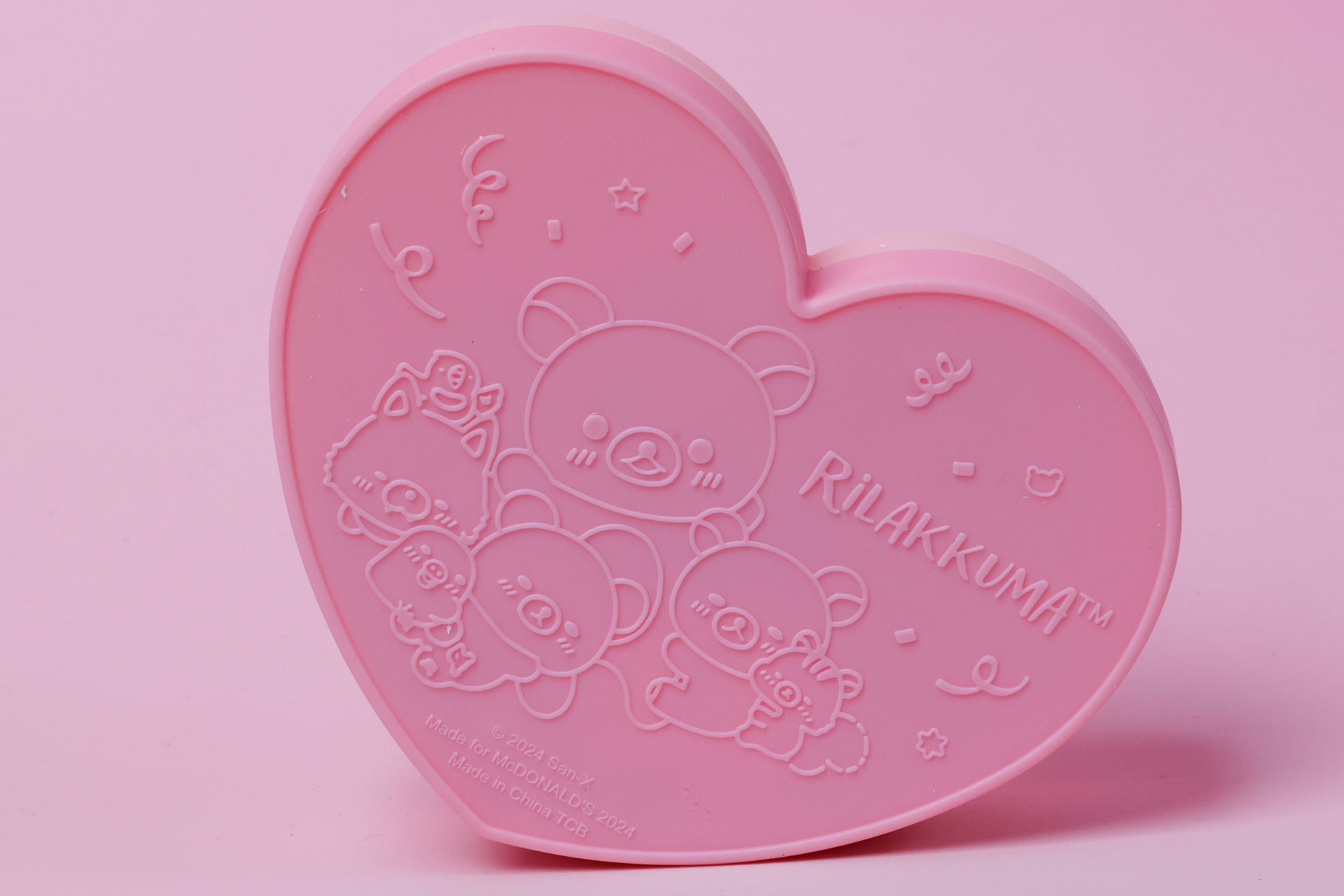 ケースの裏面にもリラックマたちが描かれている