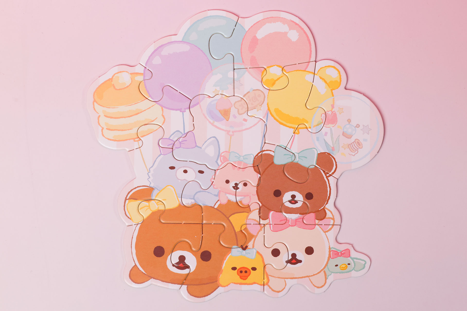 パズルの表面は、ケースの図柄をさらにパワーアップしたようなデザインになっている