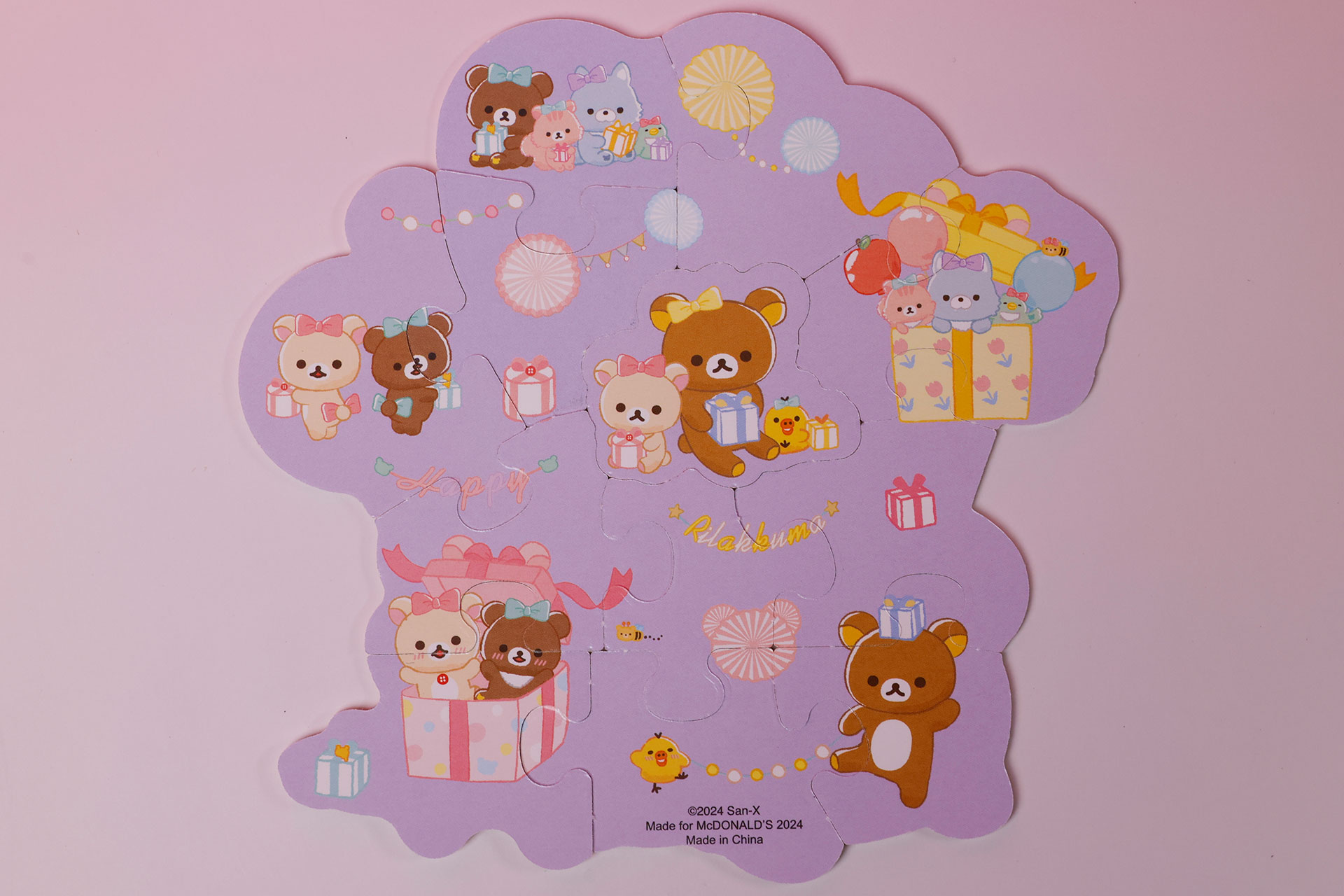 パズルの裏面は、シンプルだが多数のキャラクターが描かれている