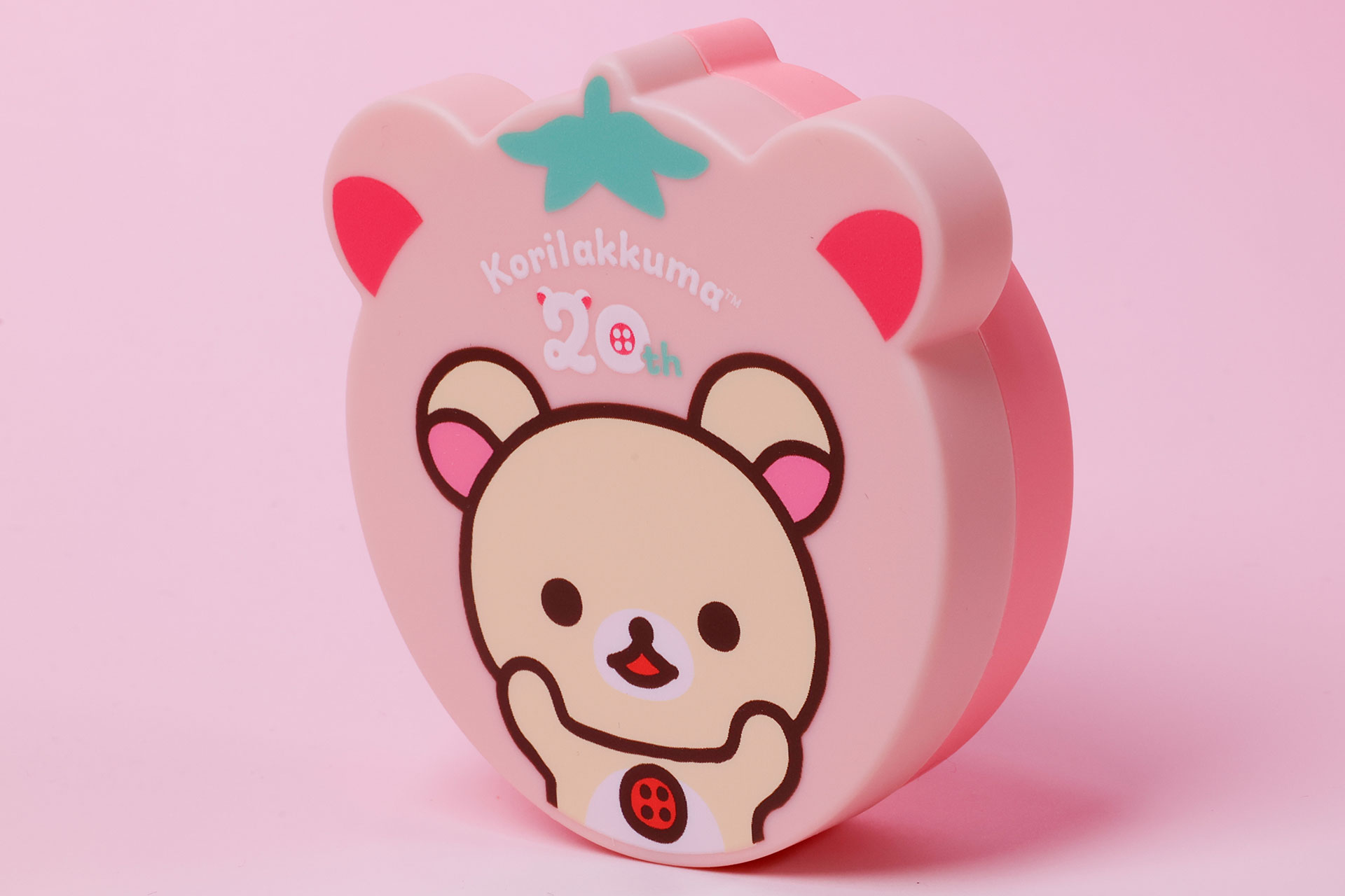 ケース自体もイチゴのような形になっているところが面白い