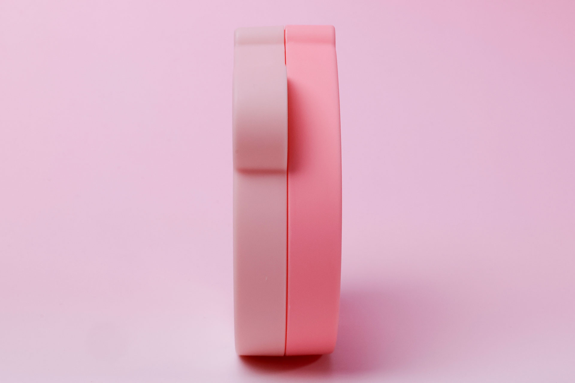 こちらもケースはツートンカラーだ