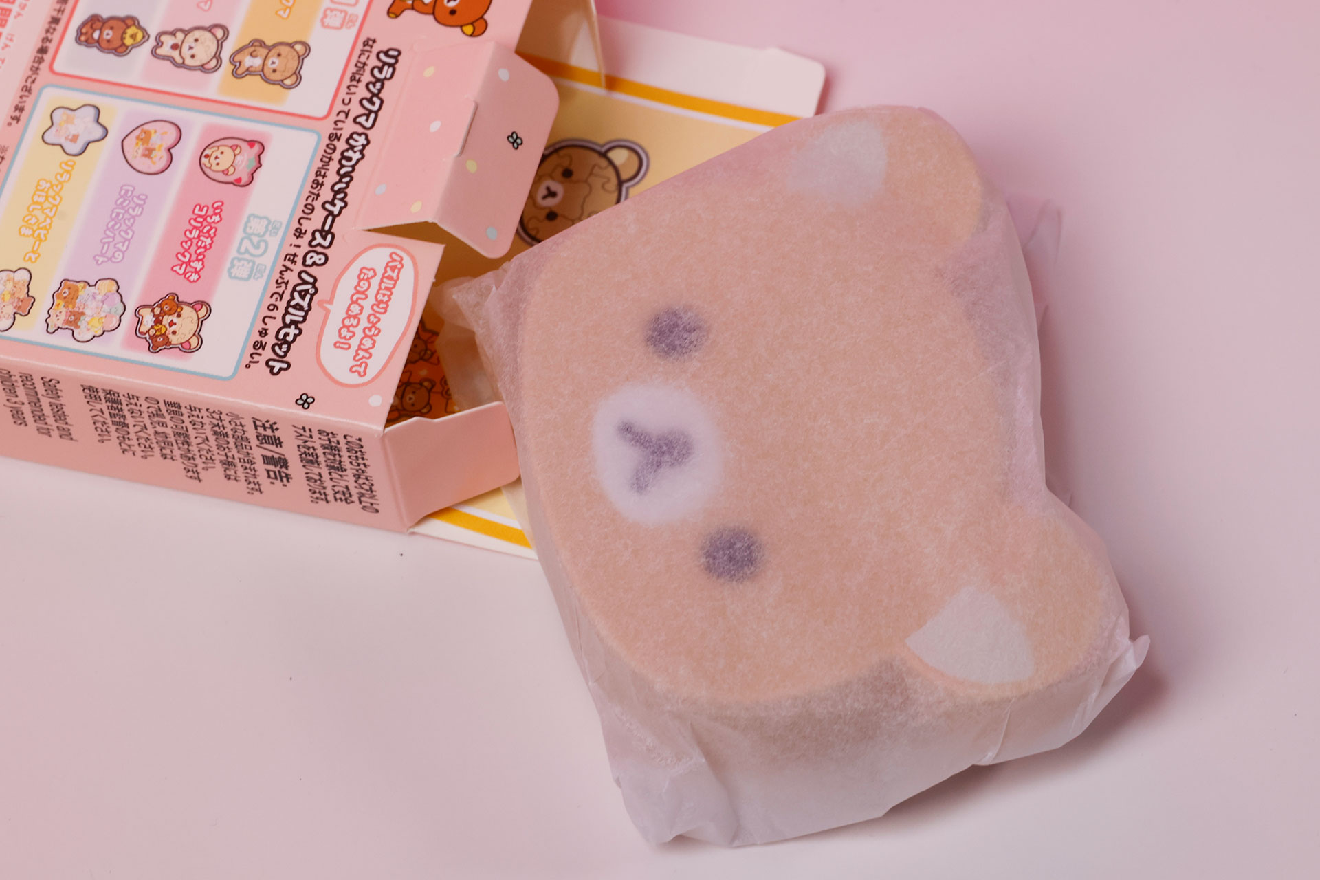 おもちゃはキレイに包装されて入れられている