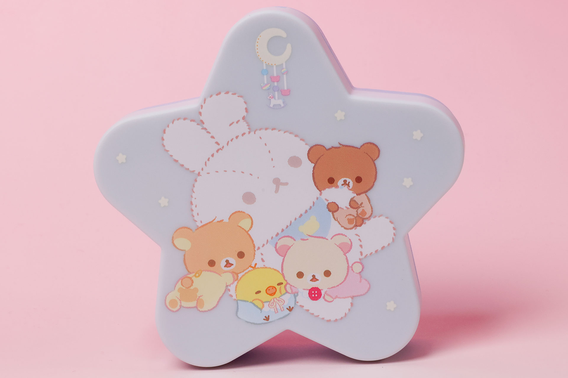 巨大なウサギのぬいぐるみに赤ちゃんのリラックマたちが寄り添う姿が描かれている