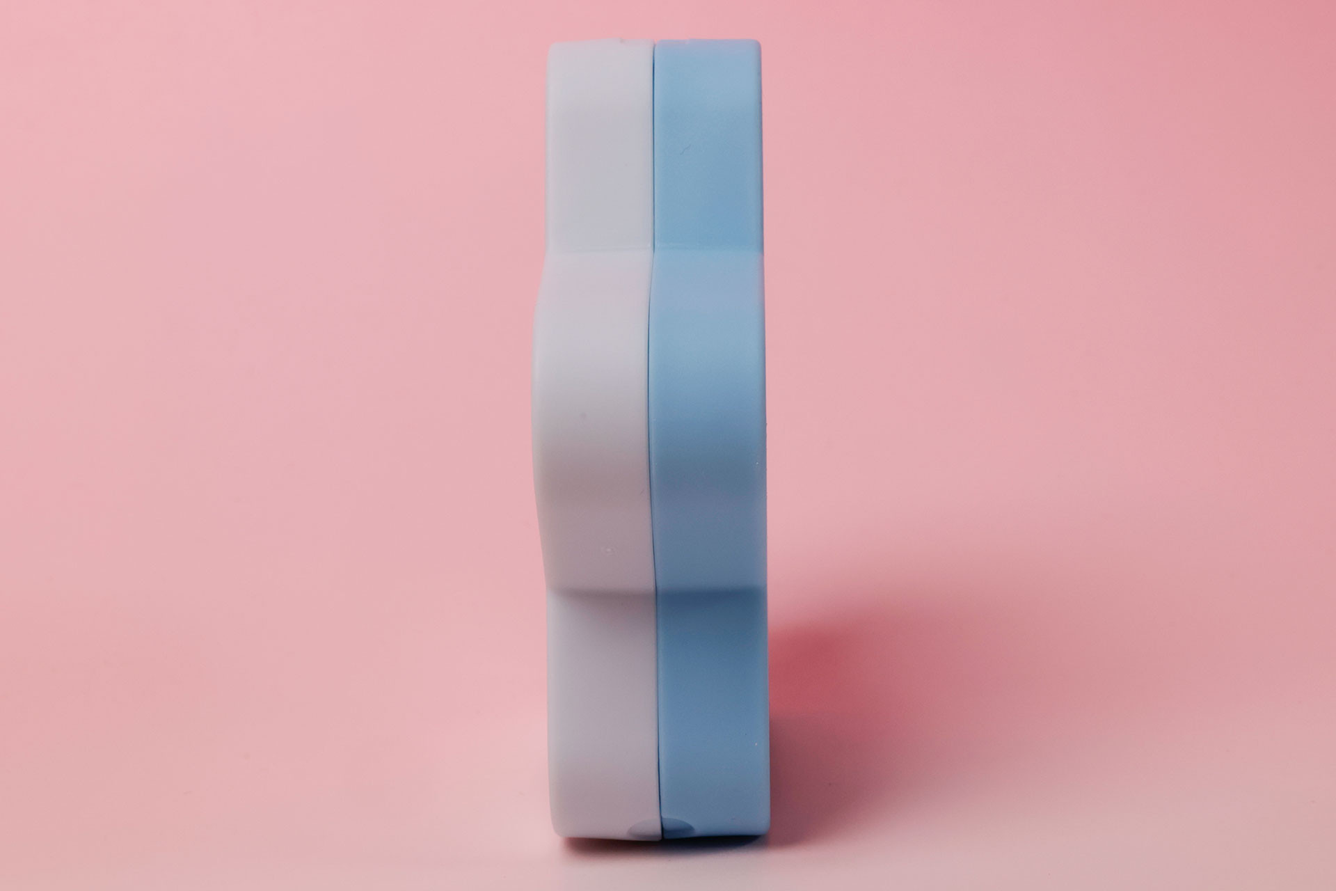 水色と青のツートンカラーが採用されている