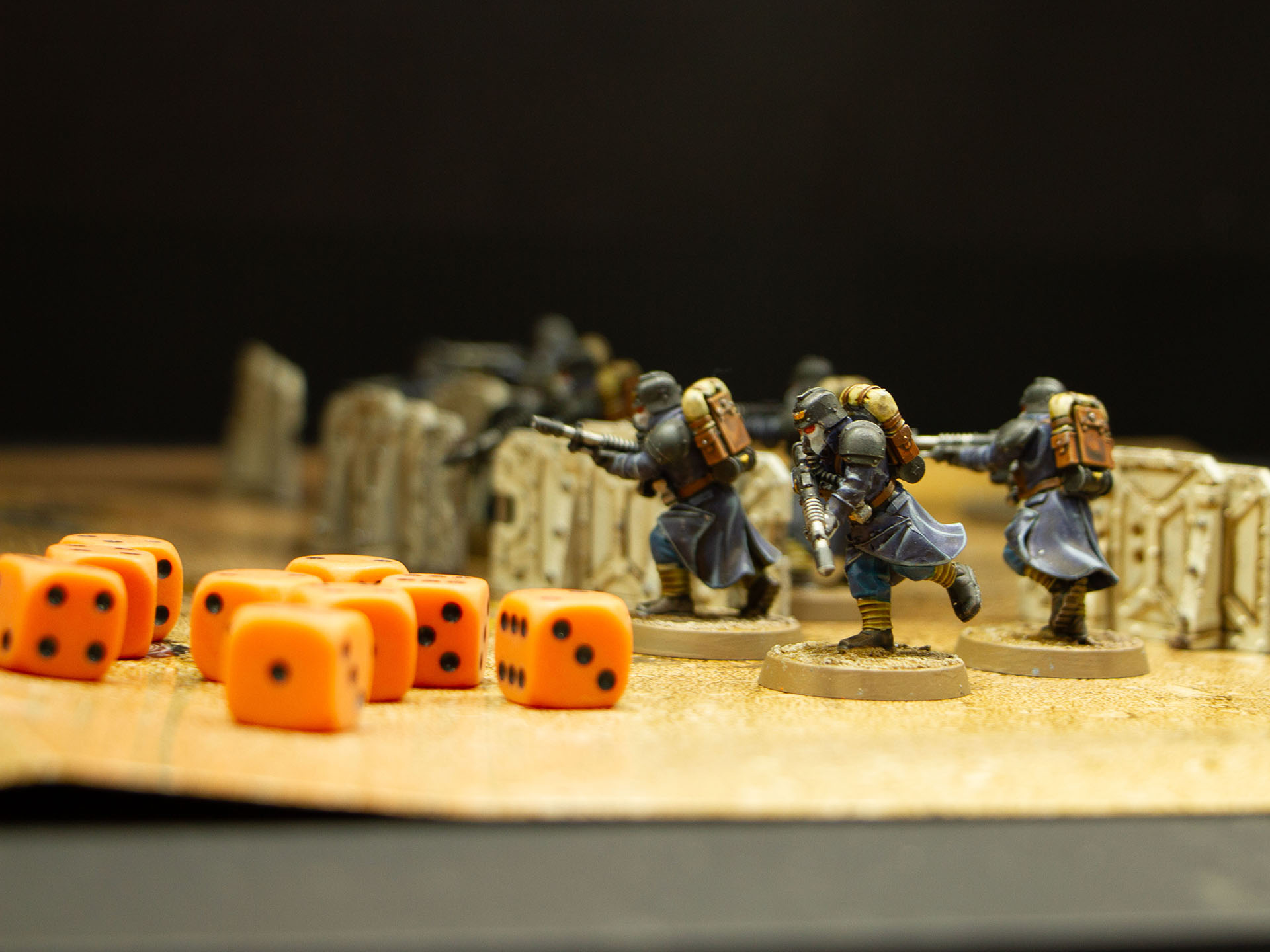 2つの勢力と障害物、ゲームの進行に使うトークンがセットとなっている。プラモデルは接着が必要