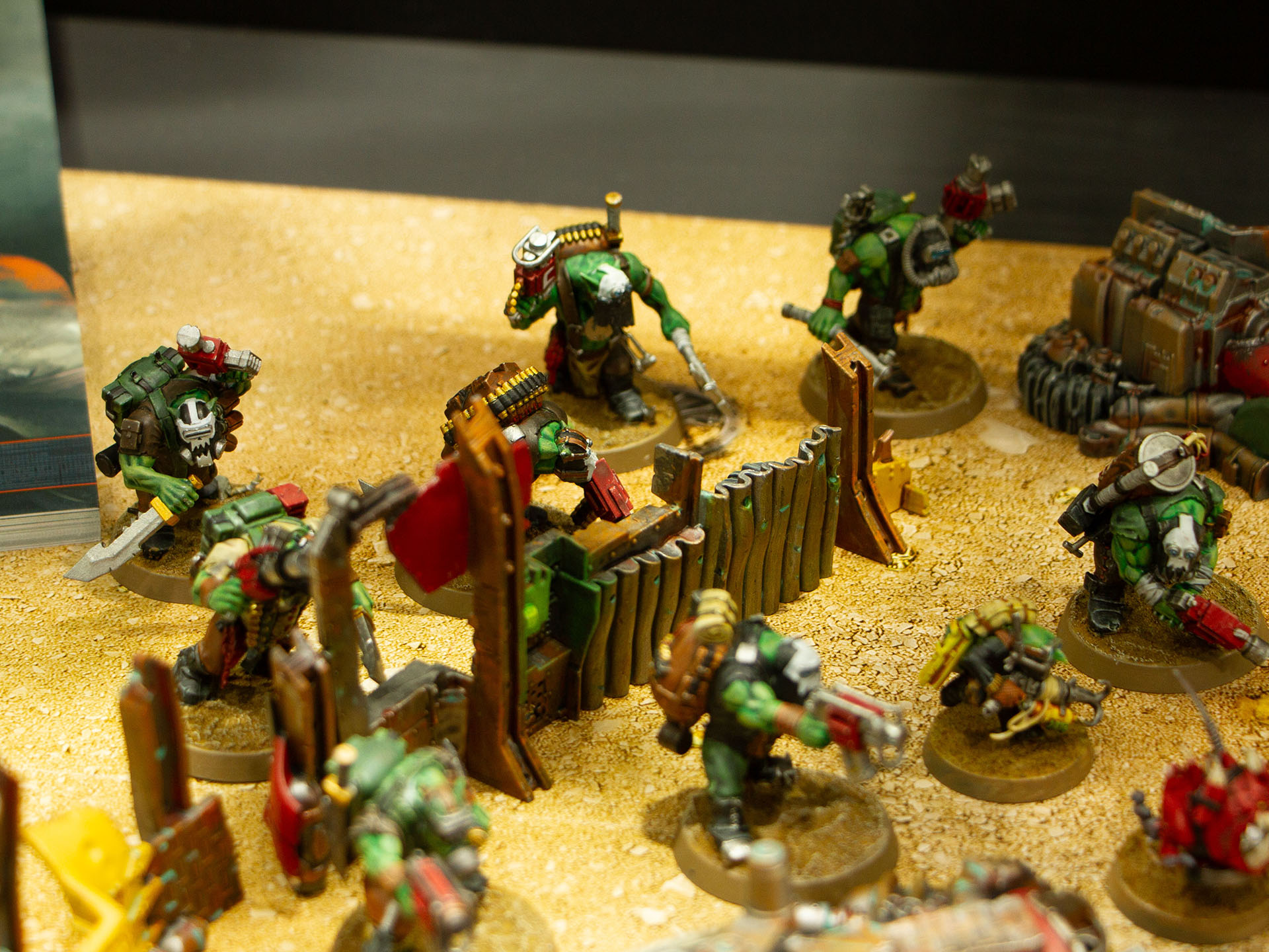 2つの勢力と障害物、ゲームの進行に使うトークンがセットとなっている。プラモデルは接着が必要