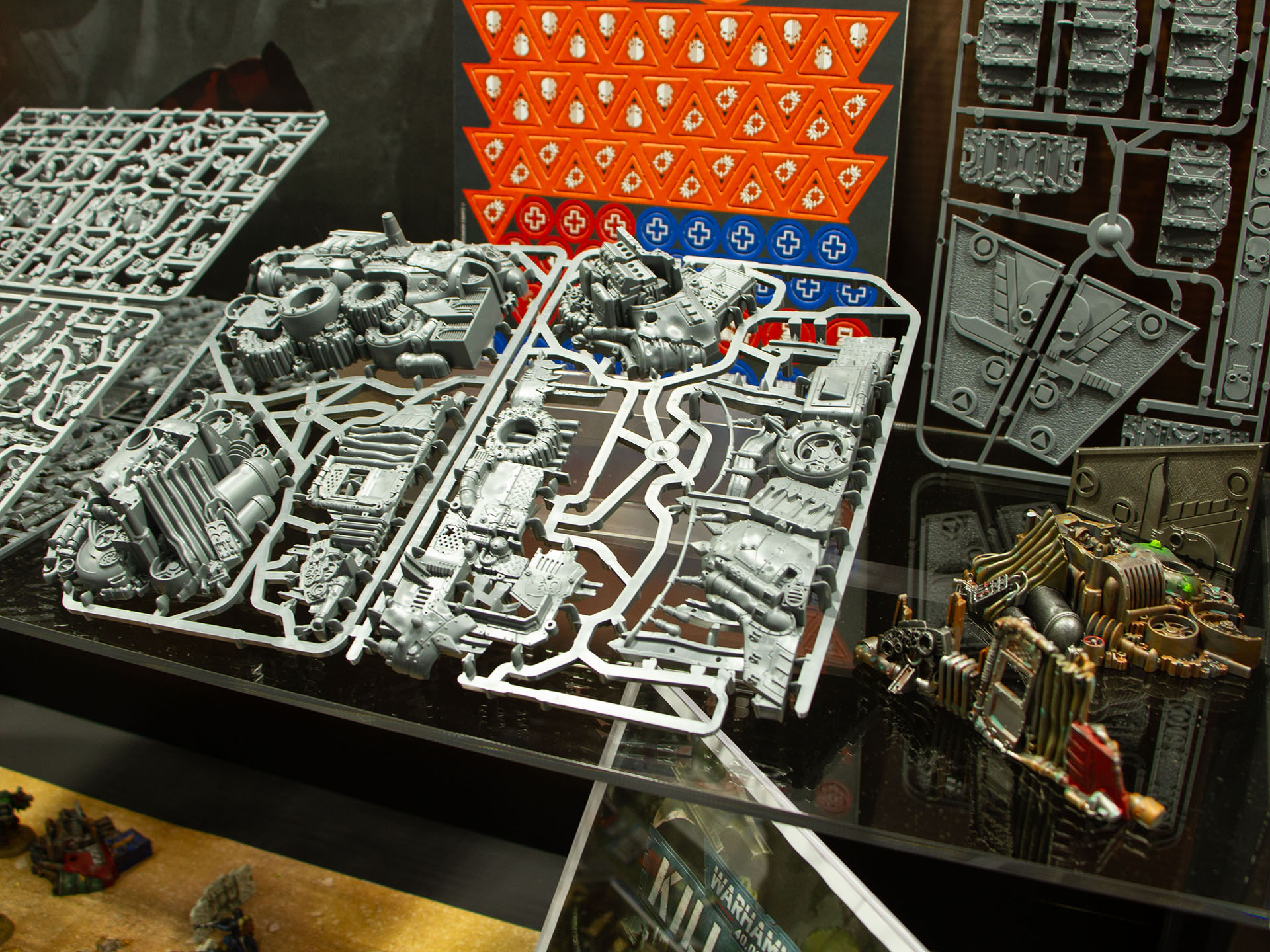 2つの勢力と障害物、ゲームの進行に使うトークンがセットとなっている。プラモデルは接着が必要