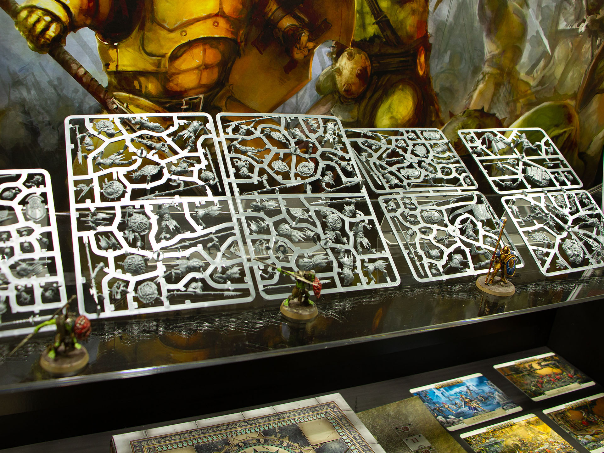 「AoS」の「ウォリアー」セットは障害物にも、展示用の踏み台にもなるペーパークラフトが付属する。狡猾な蛮族「オールク・ウォークラン」と秩序の守護者「ストームキャスト・エターナル」がセット