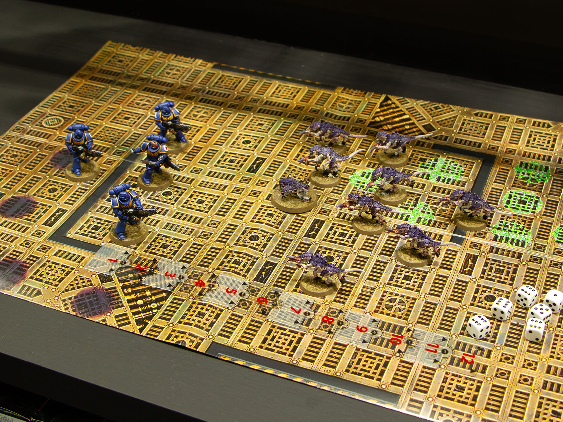 「イントロダクトリー・セット」は超人戦士「スペースマリーン」と外宇宙からの侵略者「ティラニッド」のセット。どれも「松」のセットを購入するとフルサイズゲームを遊べる