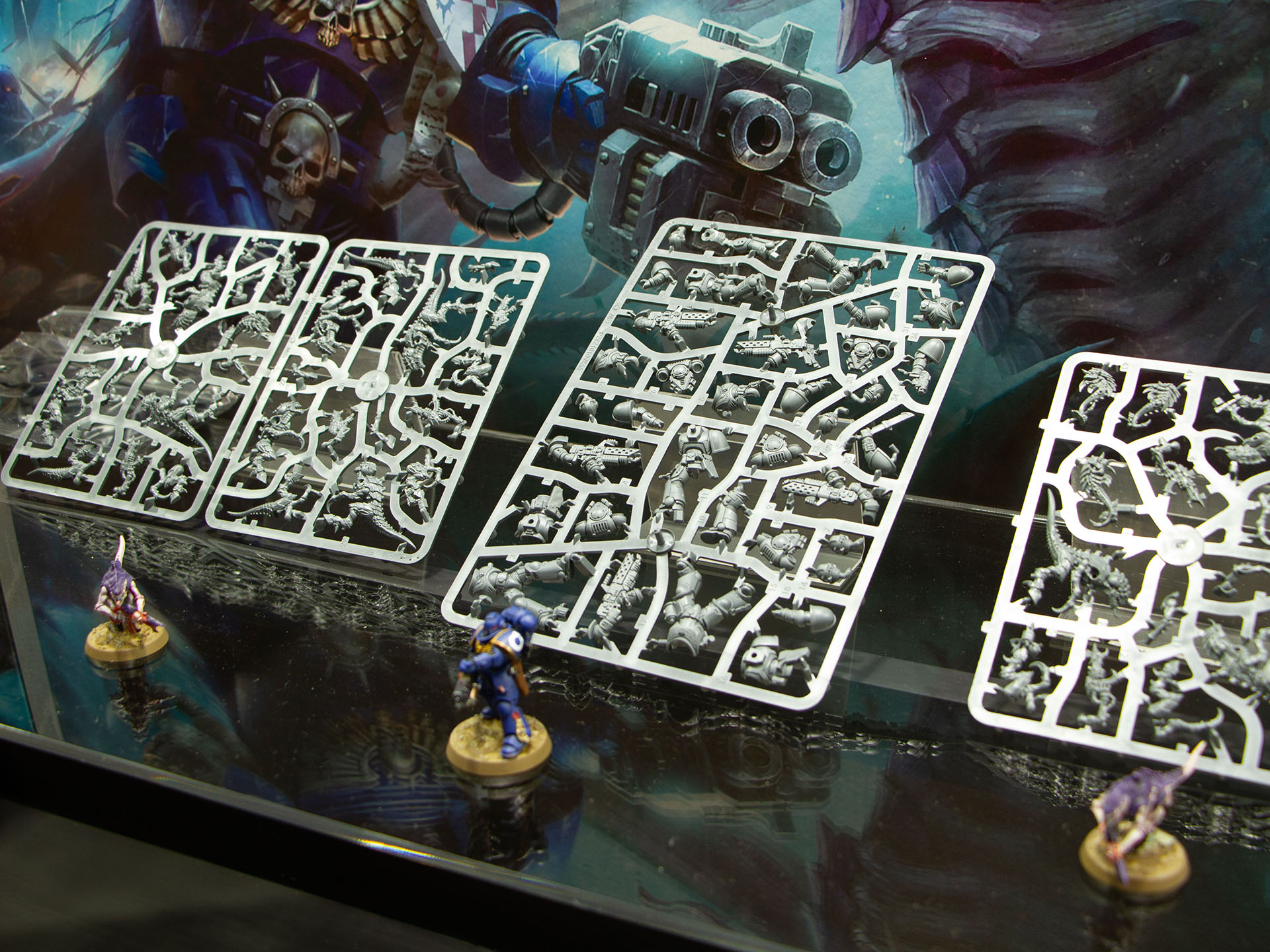 「イントロダクトリー・セット」は超人戦士「スペースマリーン」と外宇宙からの侵略者「ティラニッド」のセット。どれも「松」のセットを購入するとフルサイズゲームを遊べる