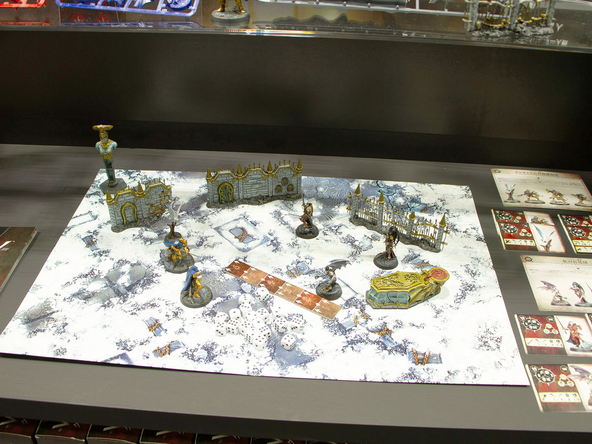 「ウォークライ」のセットは「ストームキャスト・エターナル」と吸血鬼やゾンビたち「ソウルブライト・グレイウロード」と障害物が同梱。ゲームマットも付属するので、ちゃぶ台があればそこでゲームを展開できる