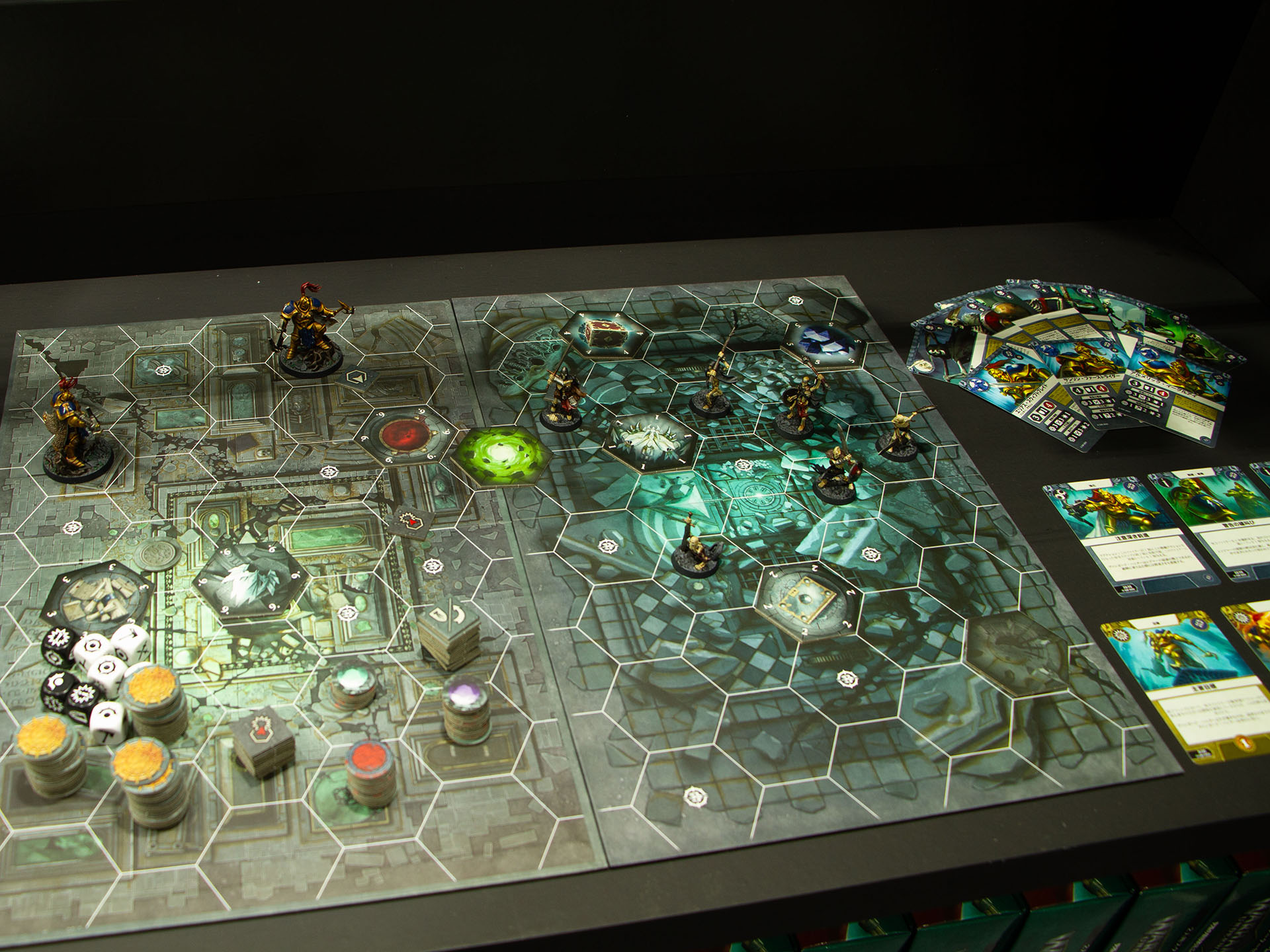 「アンダーワールド」は六角形で区切られたマップを2つ隣り合わせて遊ぶ。マス目に様々な効果が設定されており、そこに敵ファイターを突き落としたり、敵ファイターの防御を崩して戦うような頭脳戦も繰り広げられる