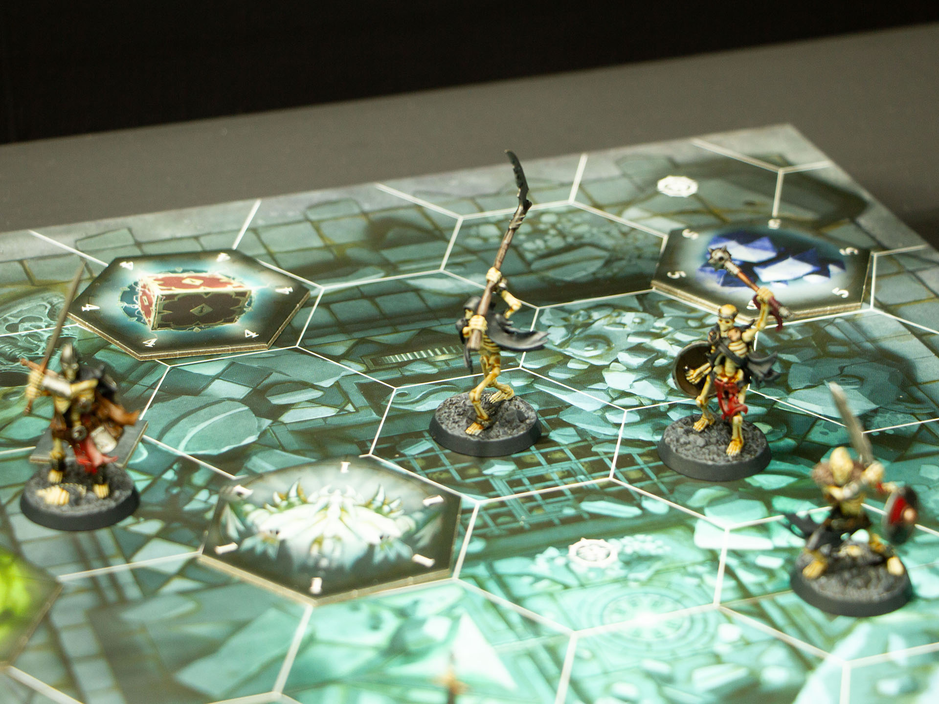 「アンダーワールド」は六角形で区切られたマップを2つ隣り合わせて遊ぶ。マス目に様々な効果が設定されており、そこに敵ファイターを突き落としたり、敵ファイターの防御を崩して戦うような頭脳戦も繰り広げられる