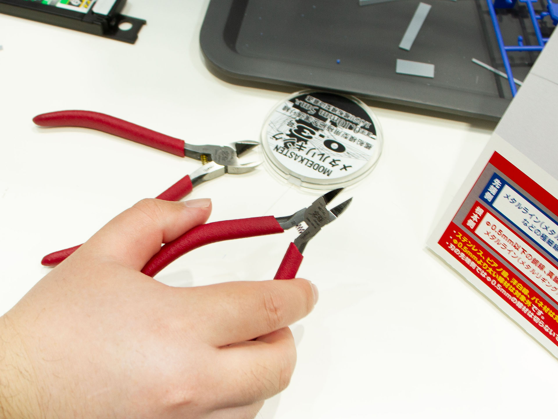 「メタルラインニッパーミニ」は成人男性の手にすっぽりとおさまるサイズ