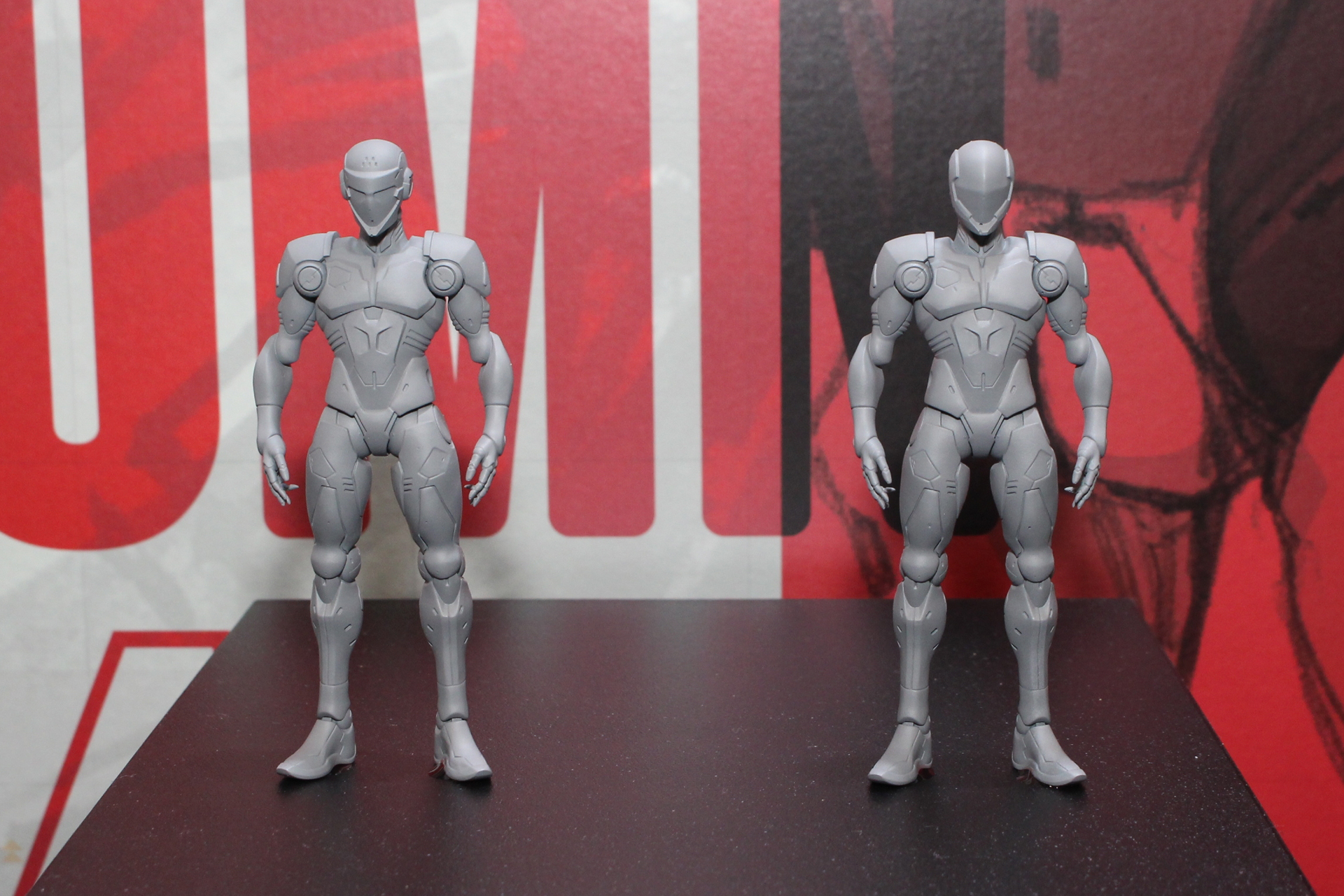実寸で約11cmほどのフィギュアだが、細部まで新川氏のデザインが落とし込まれている